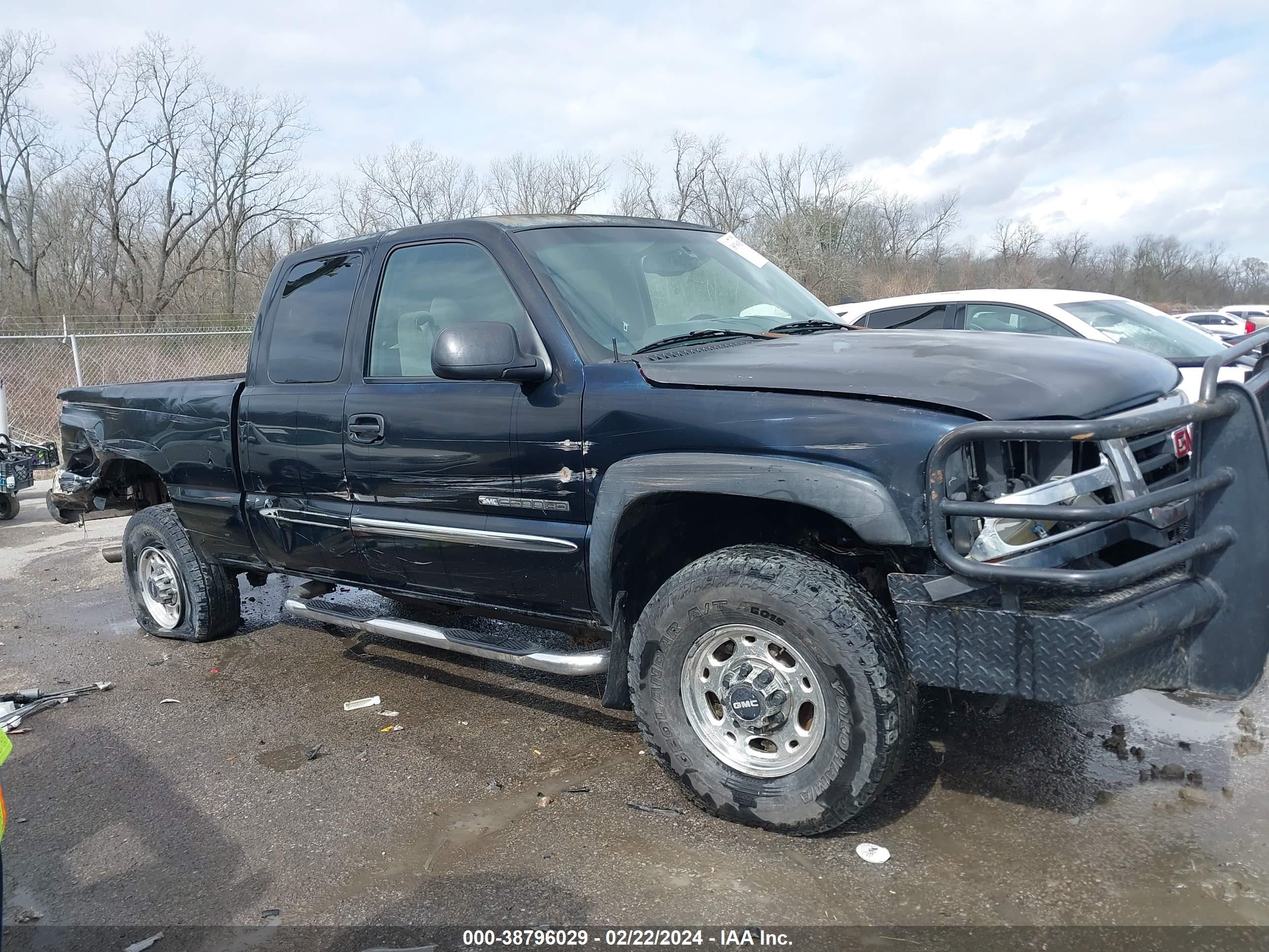 Photo 11 VIN: 1GTHC29U23E100250 - GMC SIERRA 