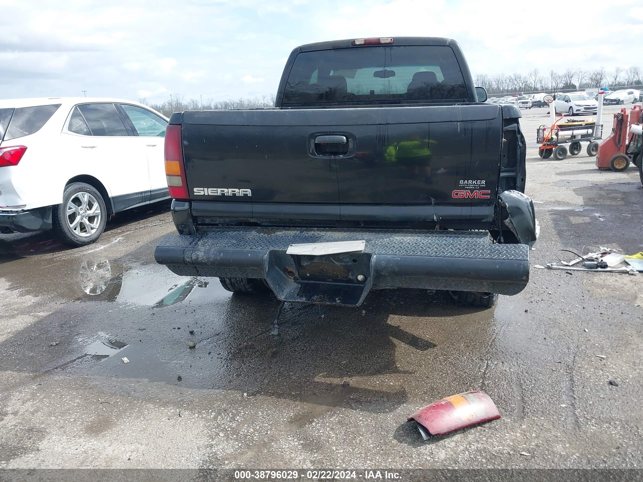 Photo 14 VIN: 1GTHC29U23E100250 - GMC SIERRA 