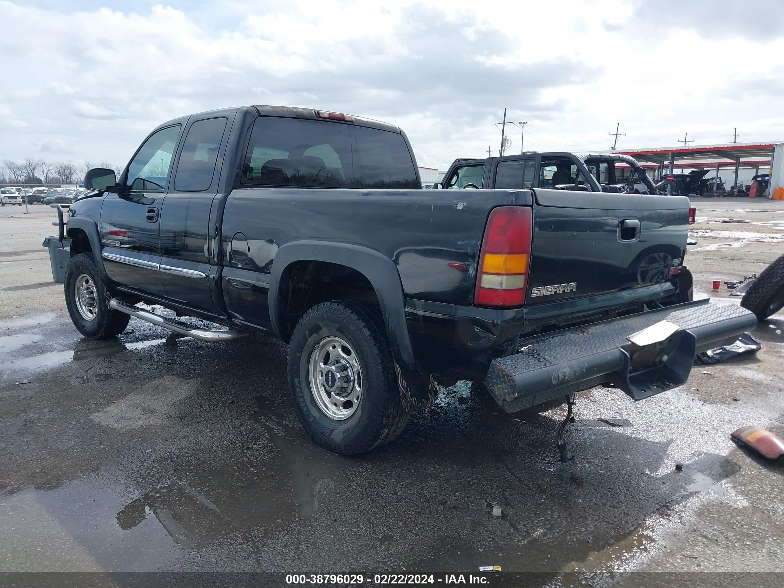 Photo 2 VIN: 1GTHC29U23E100250 - GMC SIERRA 