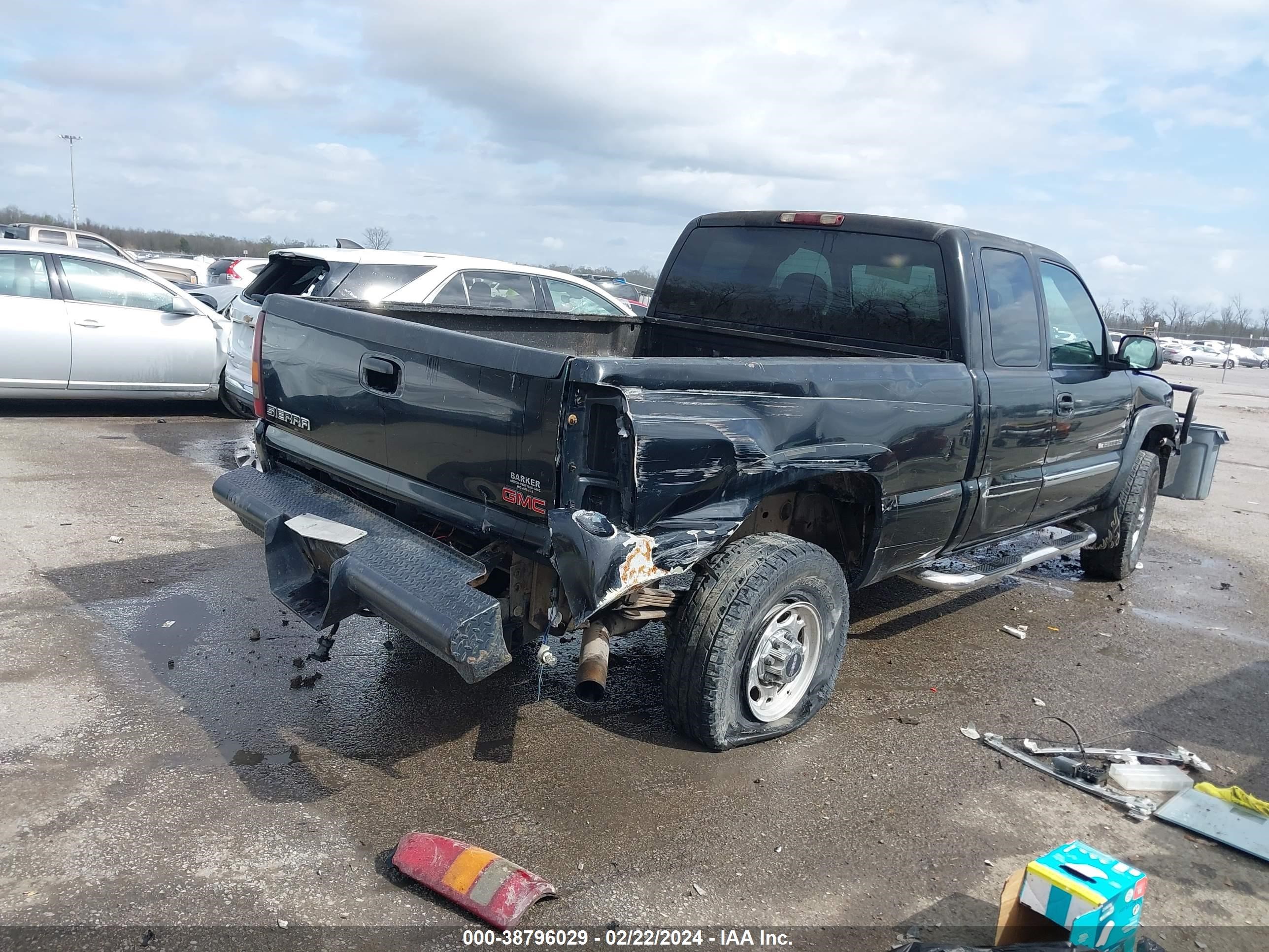 Photo 3 VIN: 1GTHC29U23E100250 - GMC SIERRA 