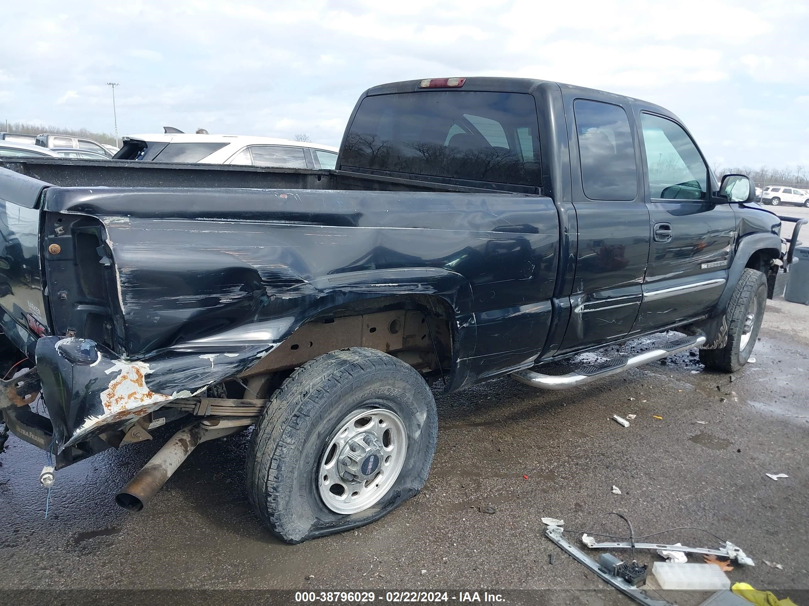 Photo 5 VIN: 1GTHC29U23E100250 - GMC SIERRA 