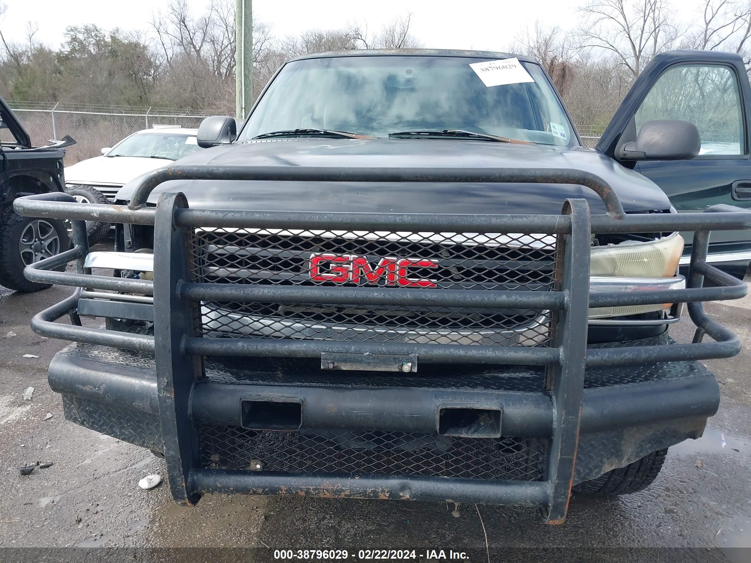 Photo 9 VIN: 1GTHC29U23E100250 - GMC SIERRA 