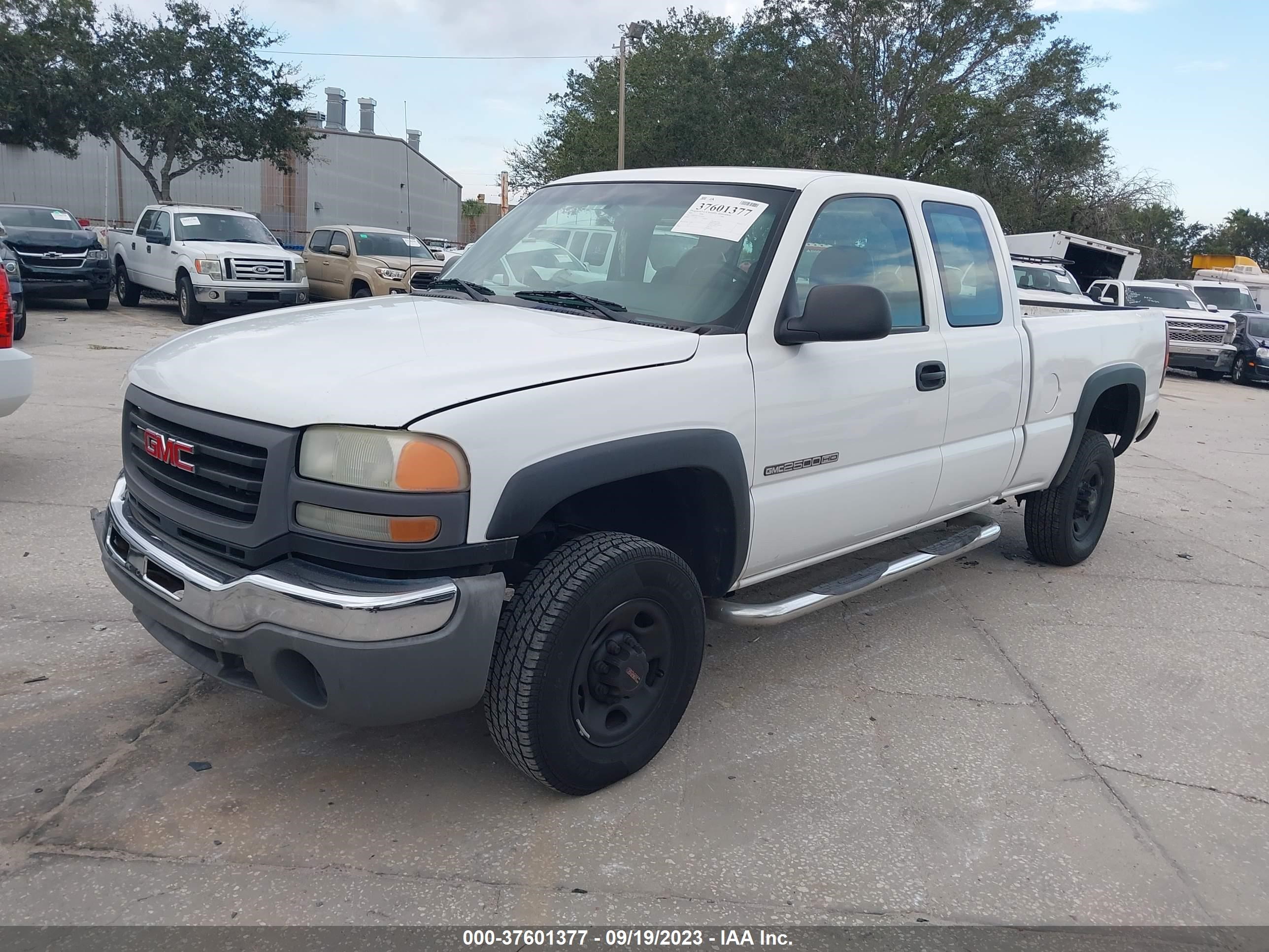 Photo 1 VIN: 1GTHC29U73E136418 - GMC SIERRA 