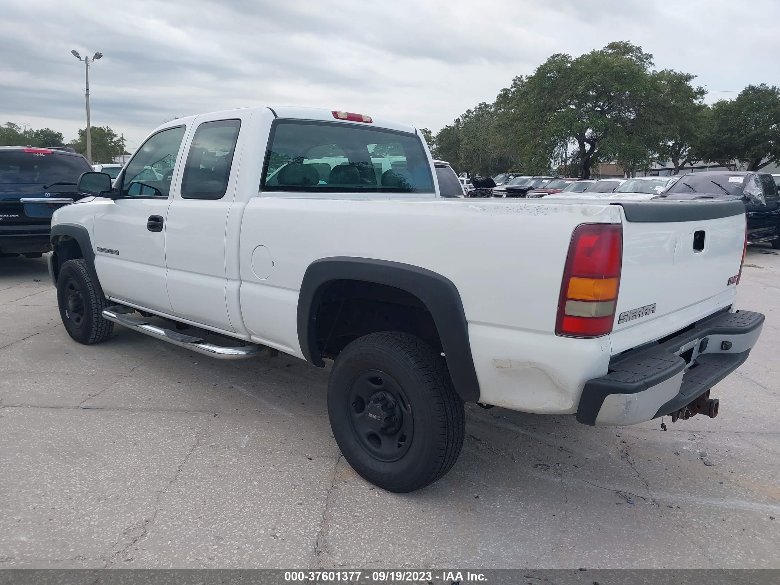 Photo 2 VIN: 1GTHC29U73E136418 - GMC SIERRA 