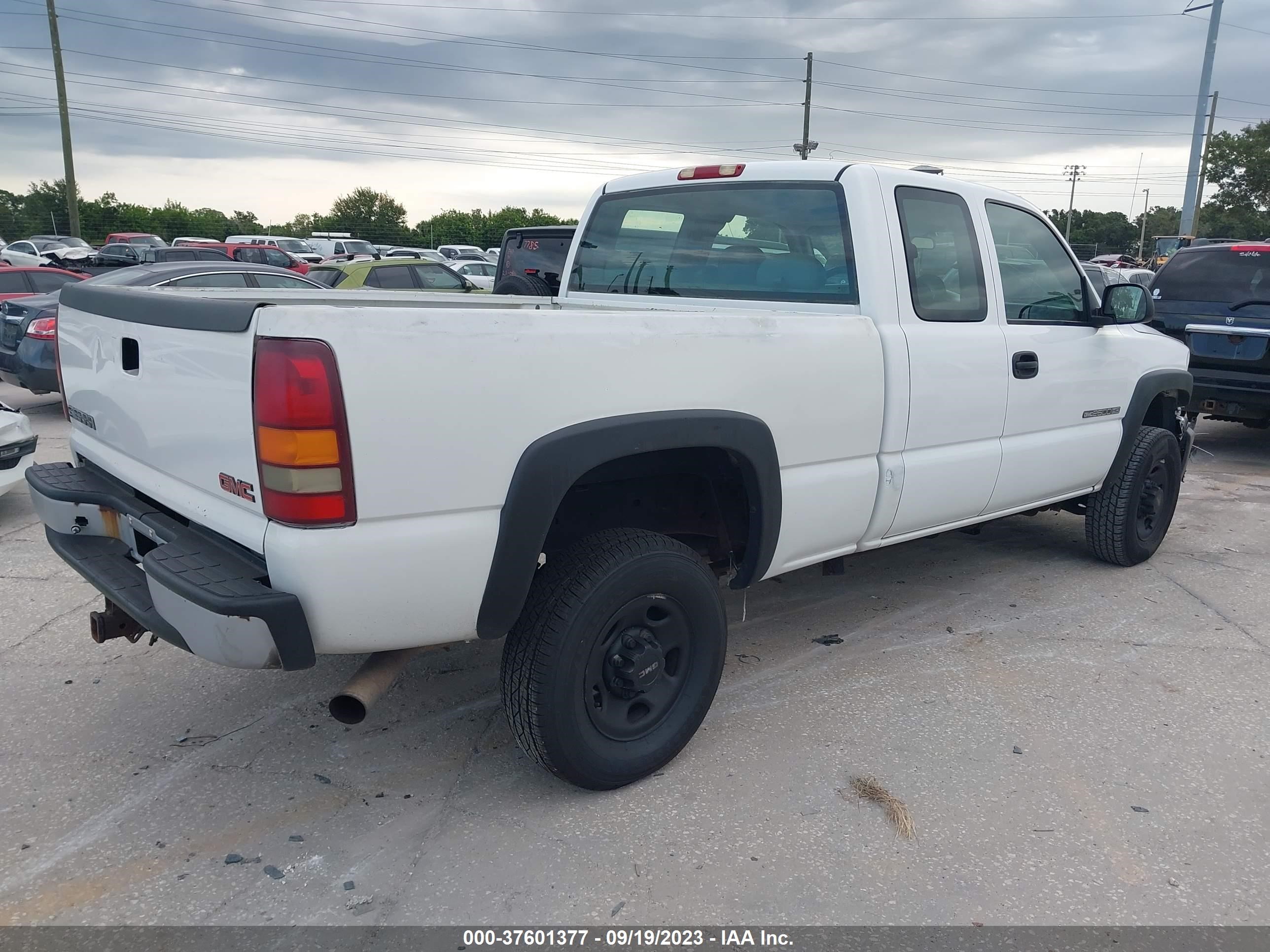 Photo 3 VIN: 1GTHC29U73E136418 - GMC SIERRA 