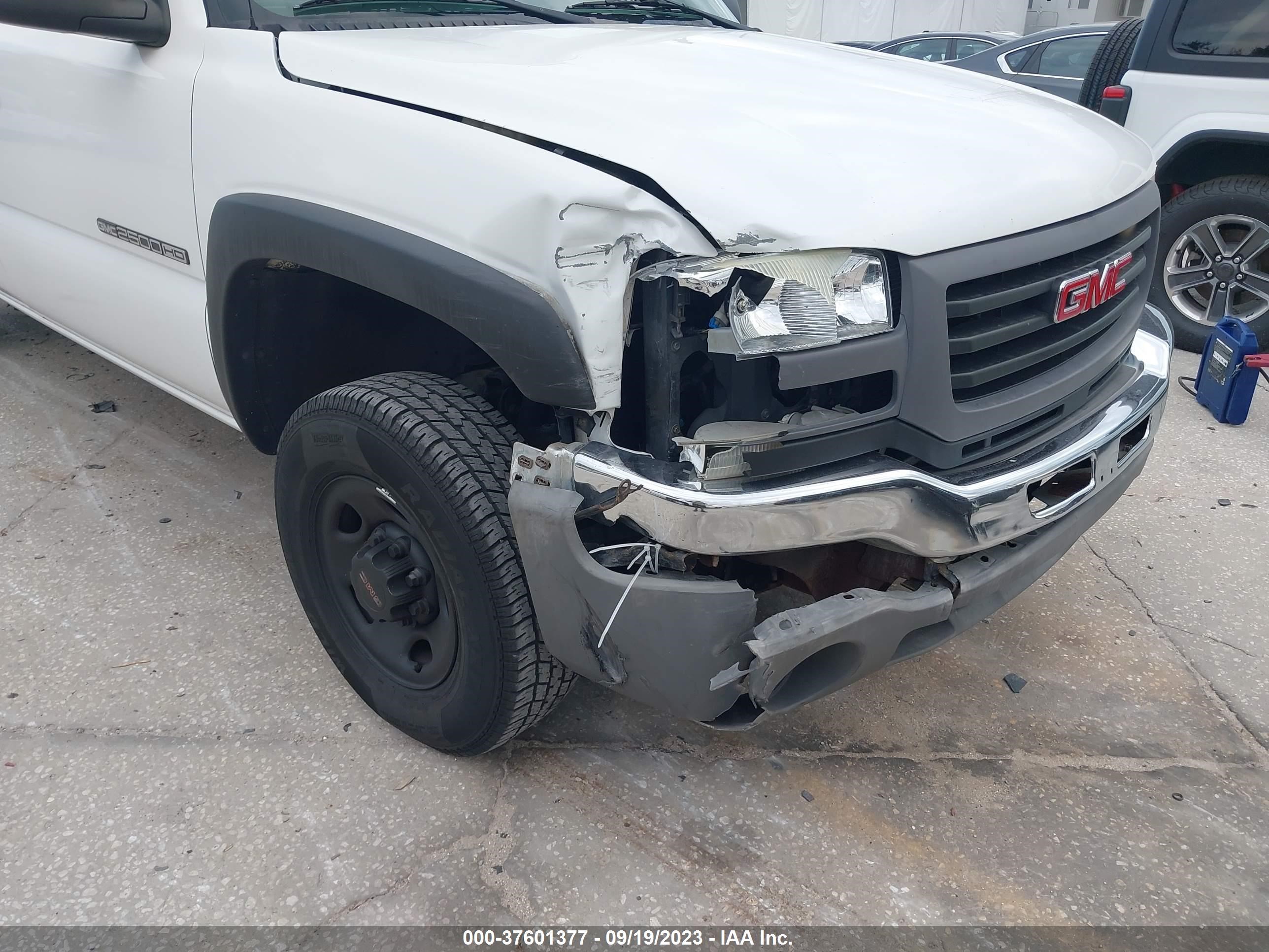 Photo 5 VIN: 1GTHC29U73E136418 - GMC SIERRA 