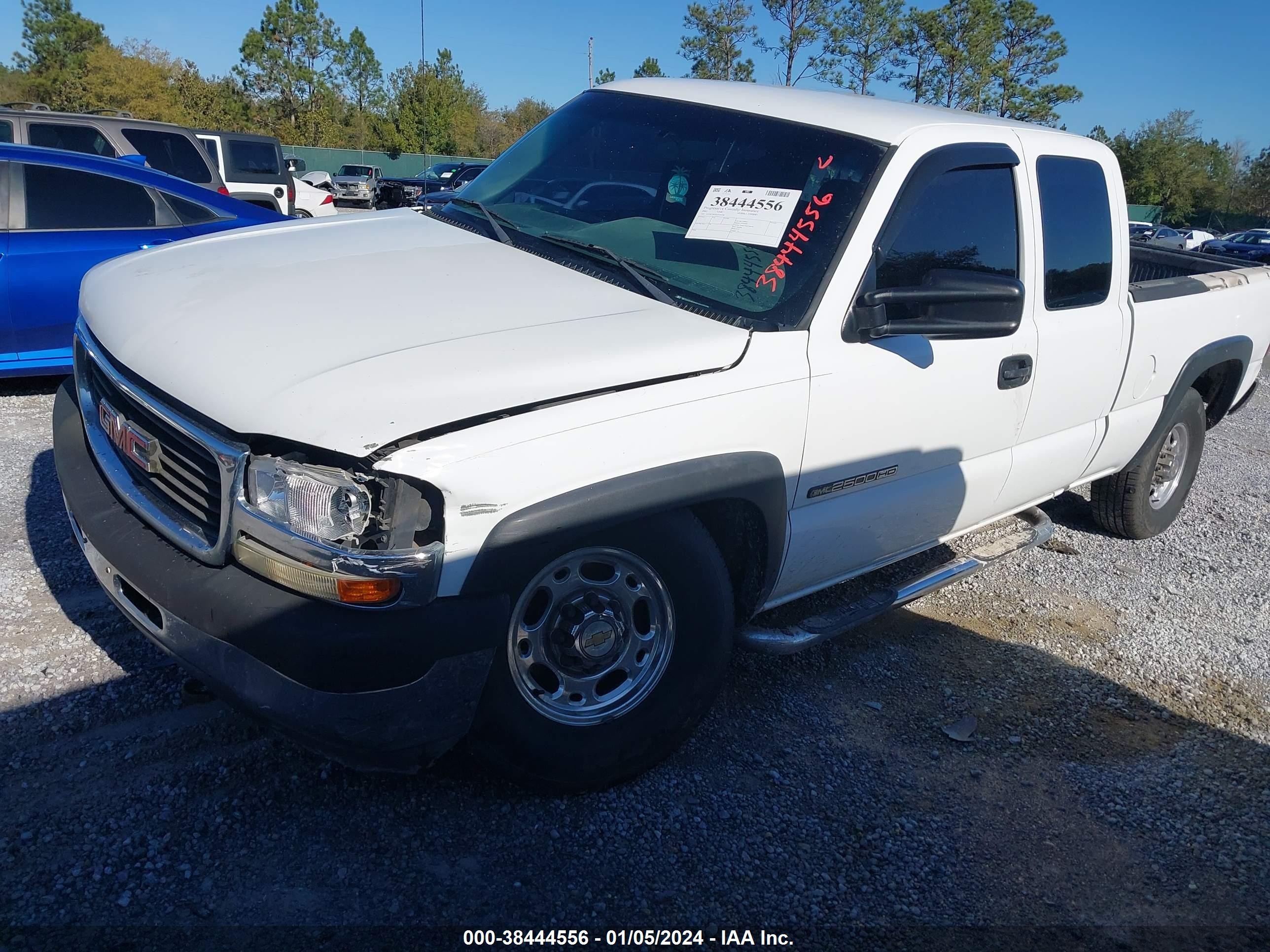 Photo 1 VIN: 1GTHC29U82Z144728 - GMC SIERRA 