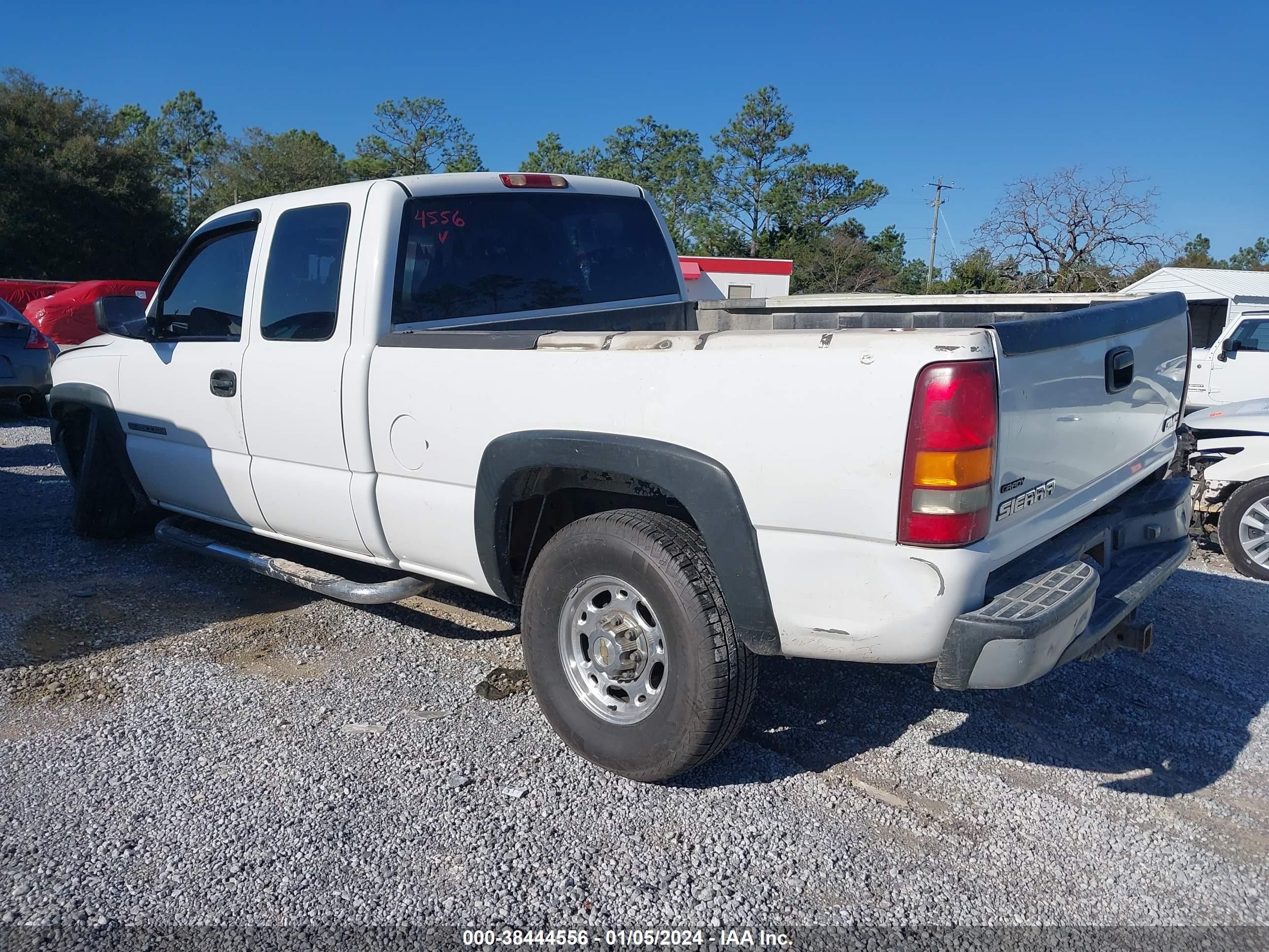 Photo 2 VIN: 1GTHC29U82Z144728 - GMC SIERRA 