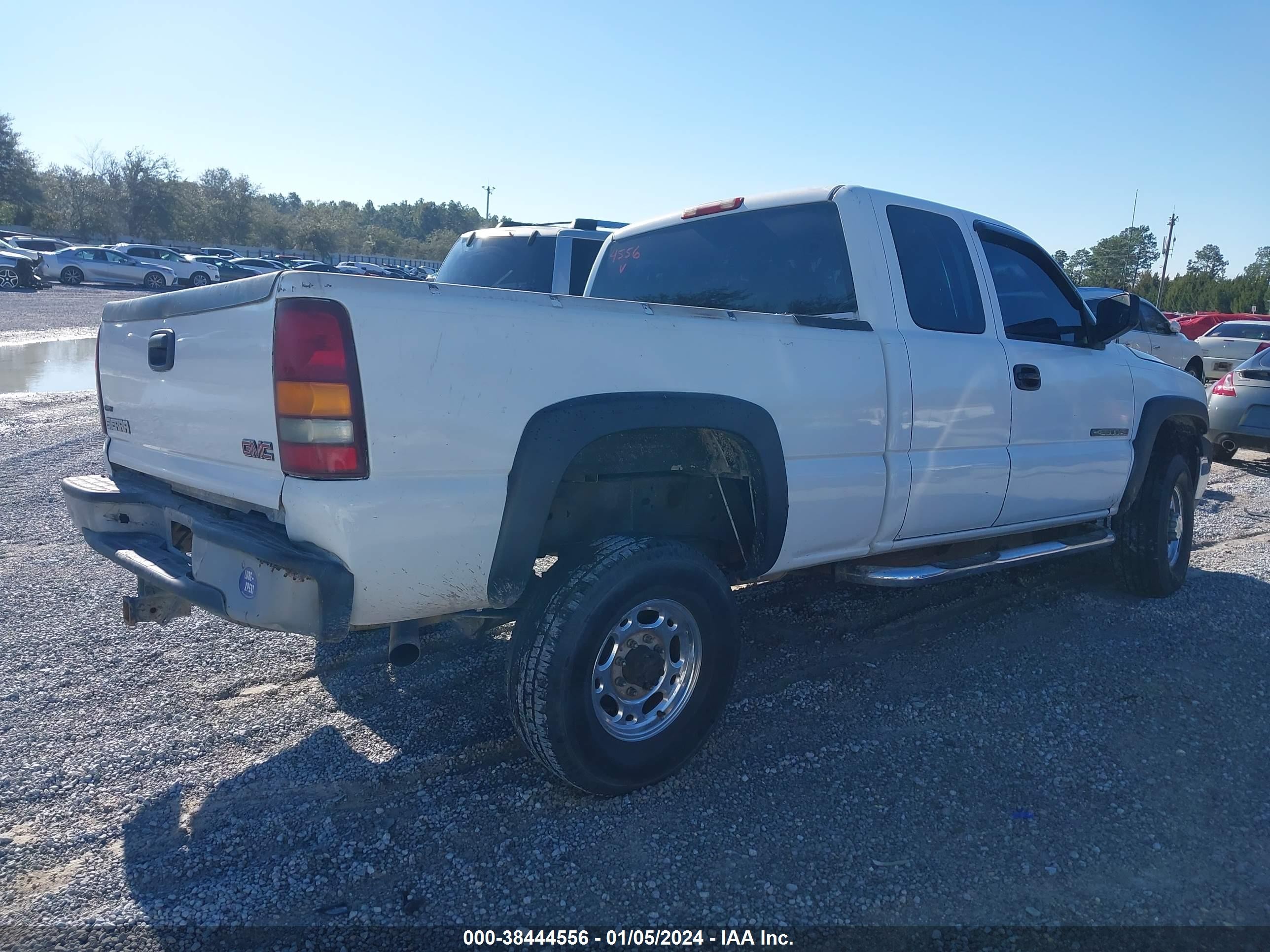 Photo 3 VIN: 1GTHC29U82Z144728 - GMC SIERRA 