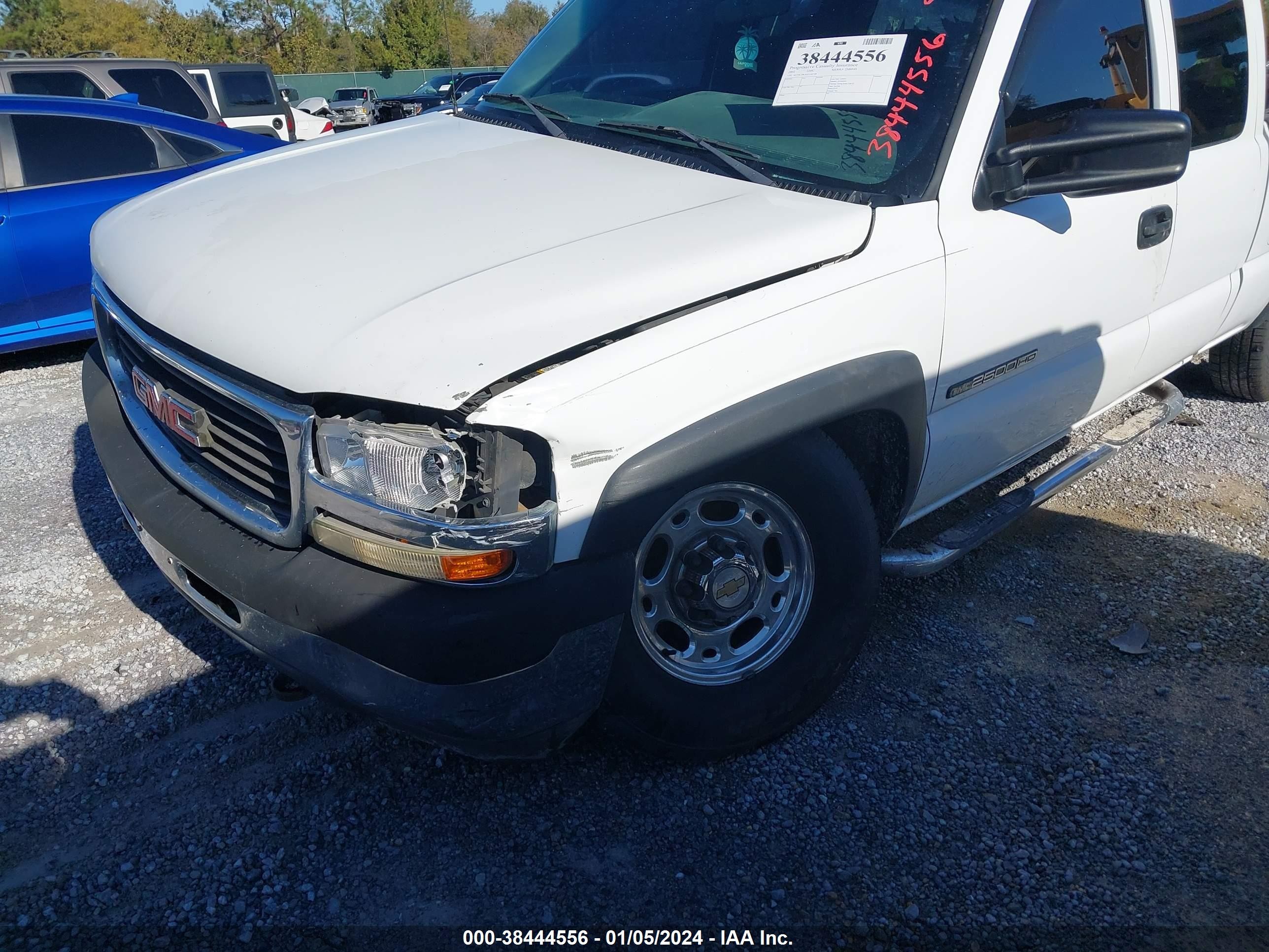 Photo 5 VIN: 1GTHC29U82Z144728 - GMC SIERRA 