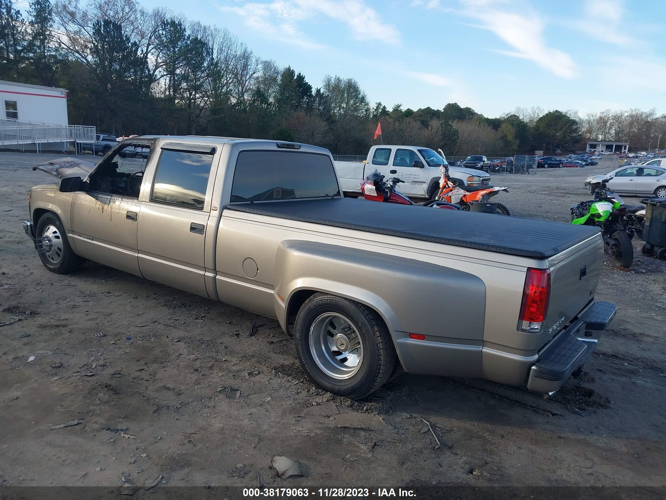 Photo 2 VIN: 1GTHC33J7XF036114 - GMC NULL 