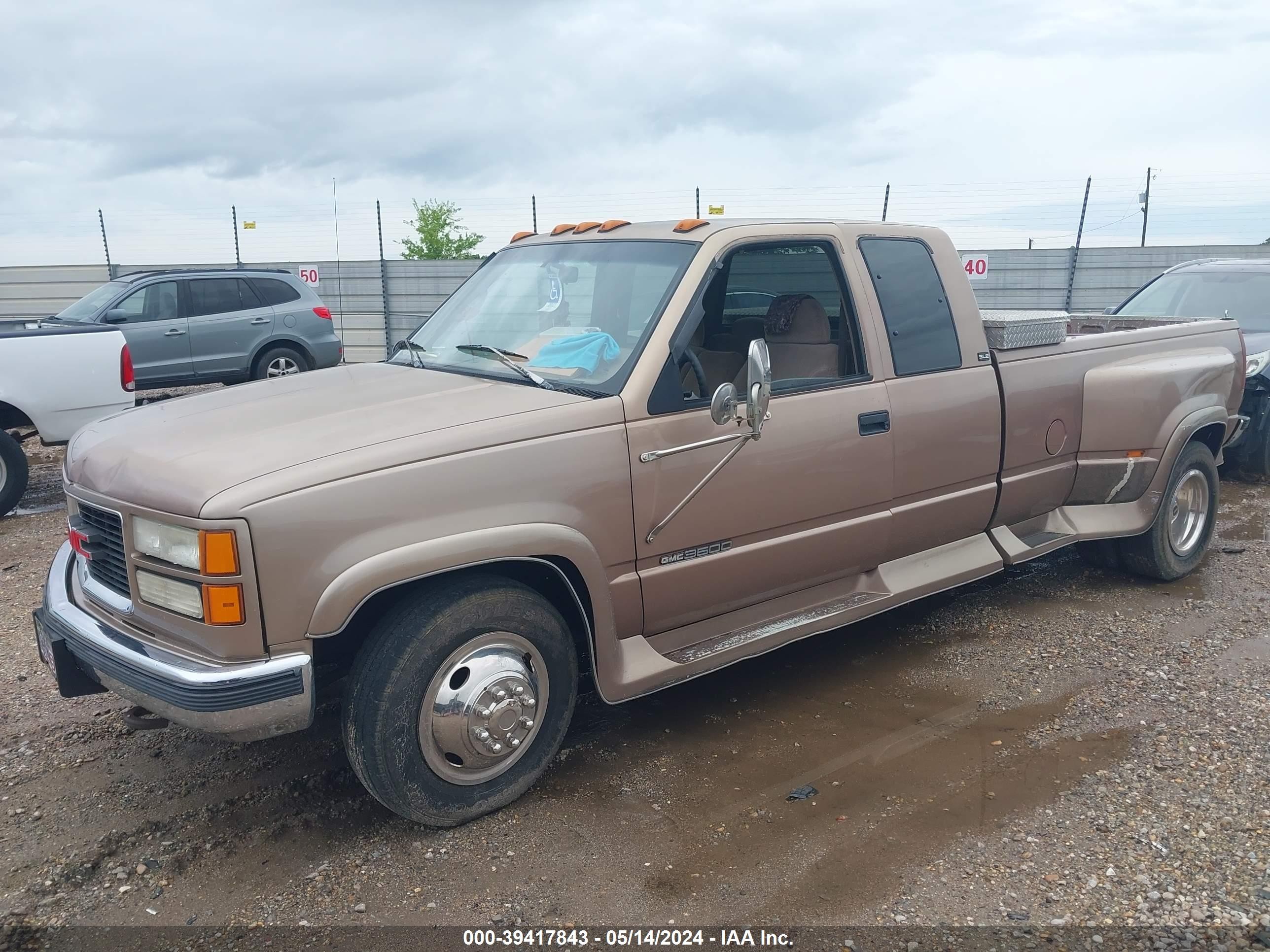 Photo 1 VIN: 1GTHC39K9SE502754 - GMC SIERRA 