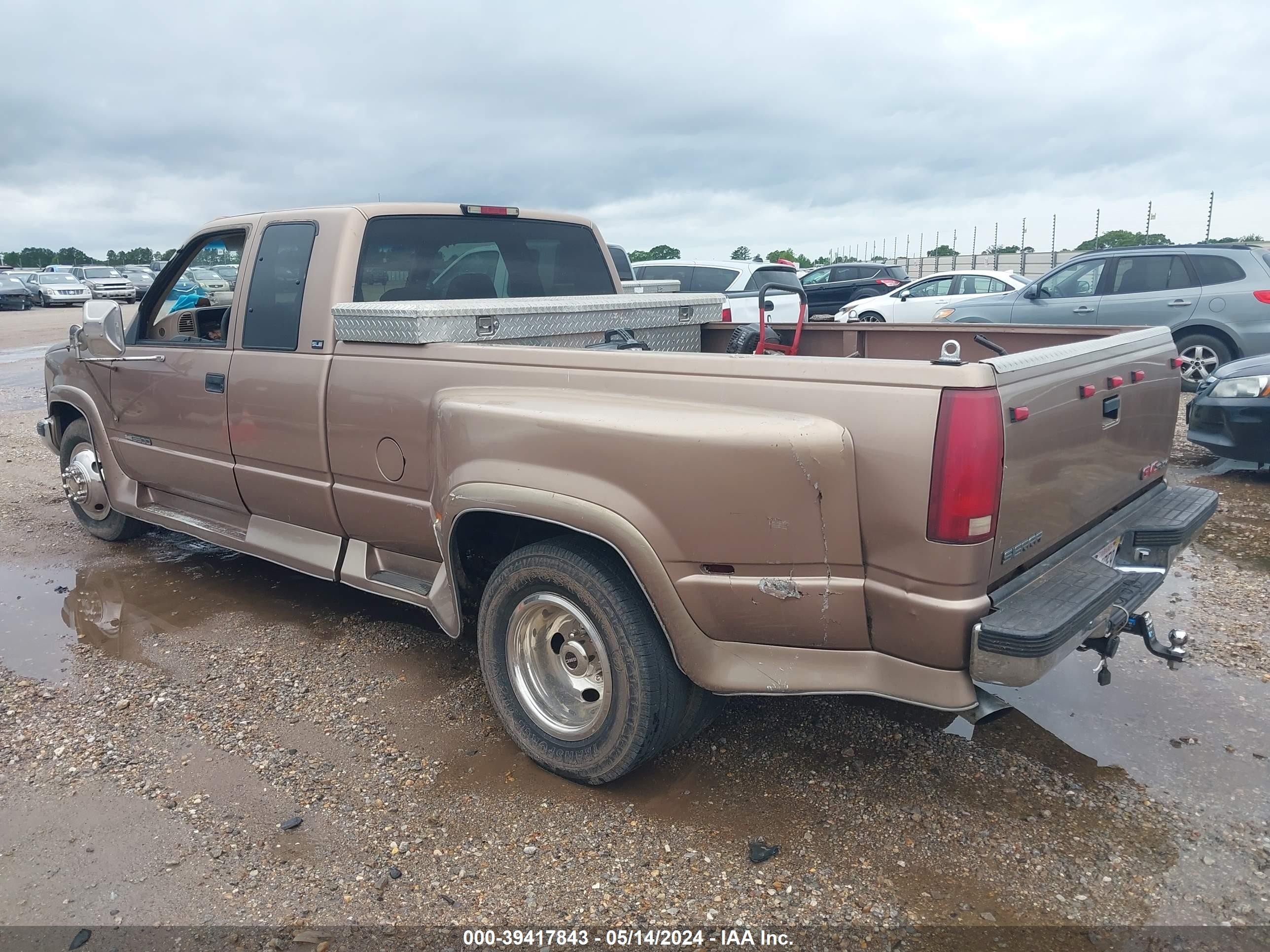 Photo 2 VIN: 1GTHC39K9SE502754 - GMC SIERRA 