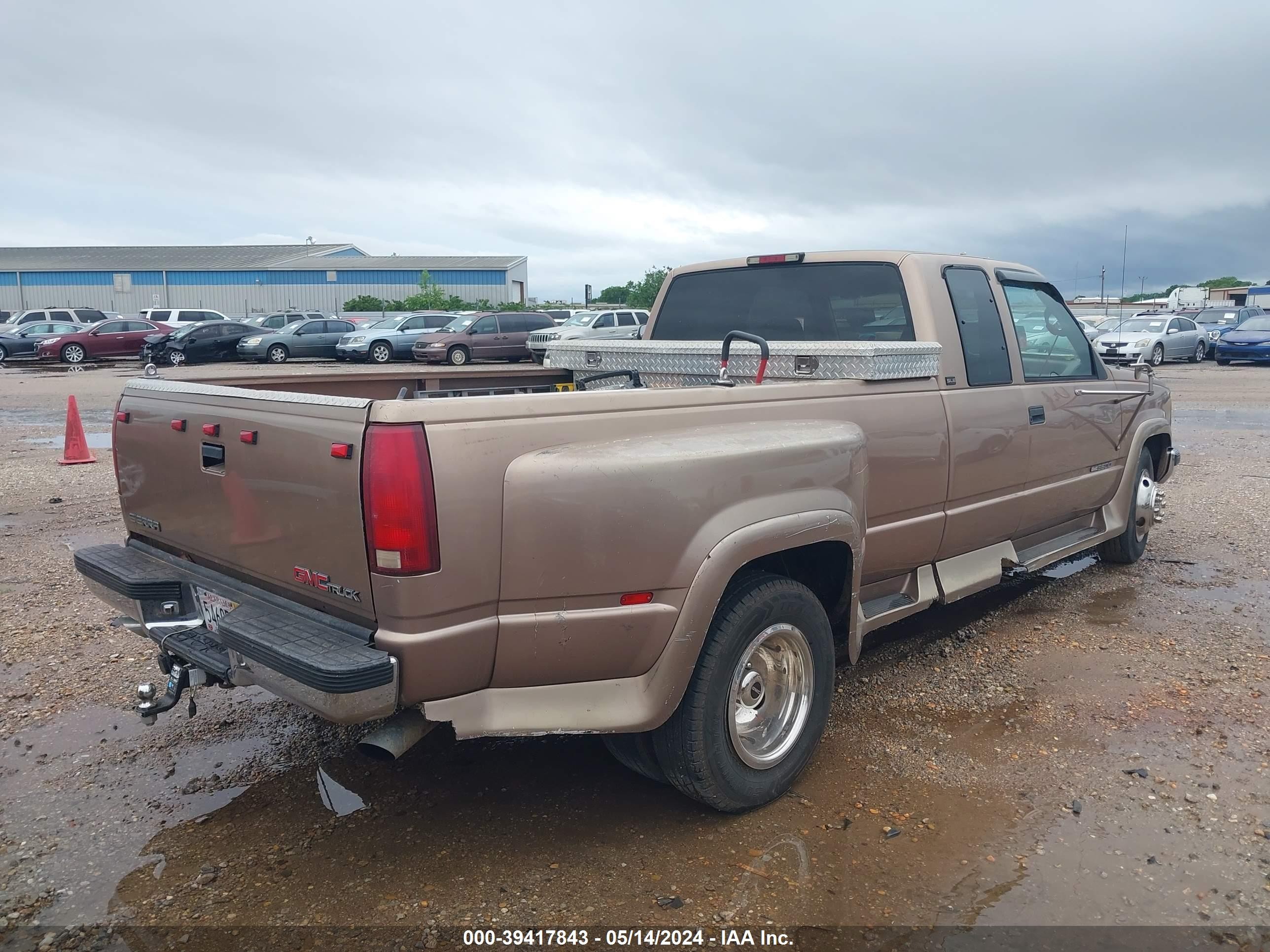 Photo 3 VIN: 1GTHC39K9SE502754 - GMC SIERRA 