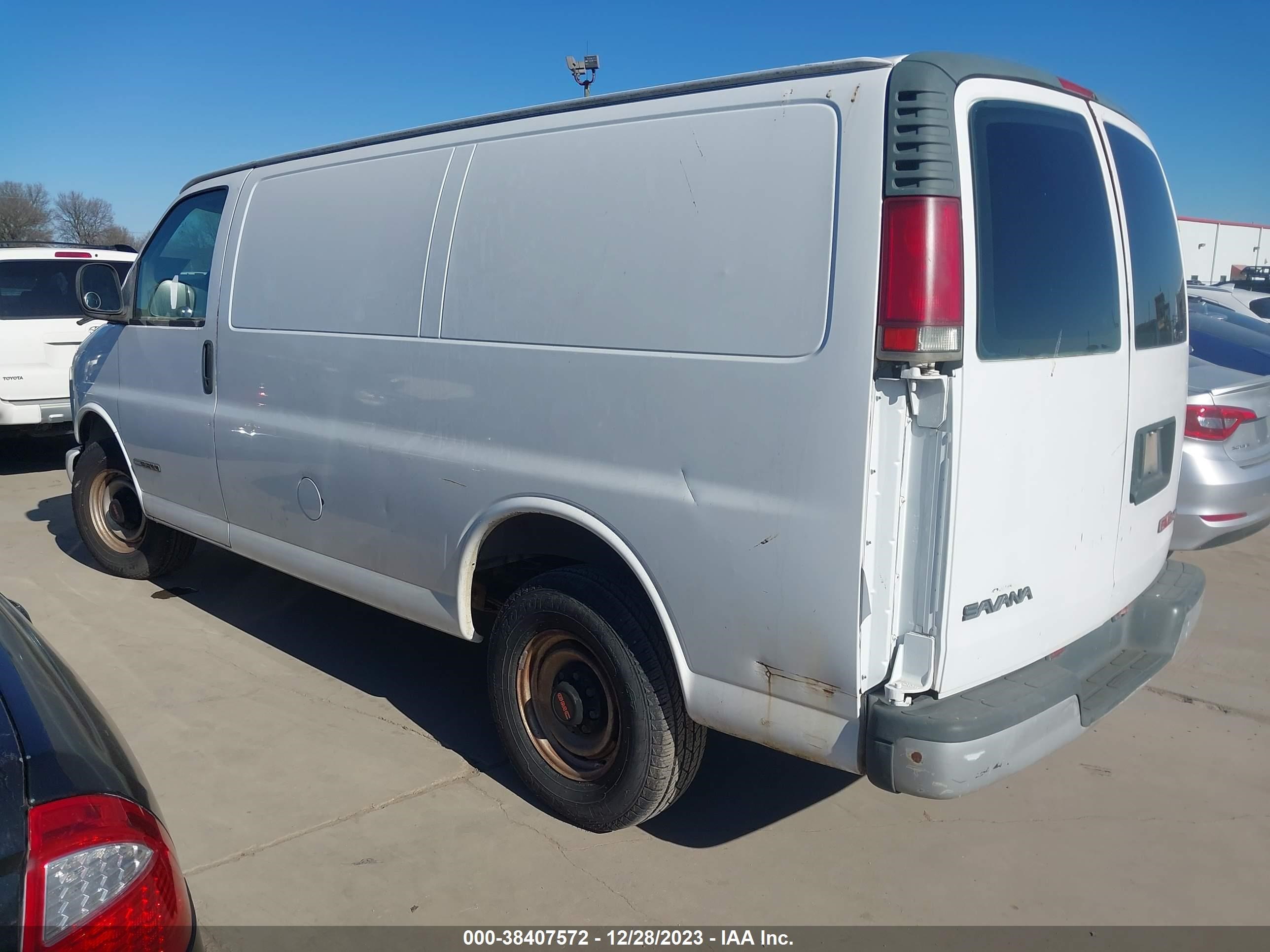 Photo 2 VIN: 1GTHG35R1V1021870 - GMC SAVANA 