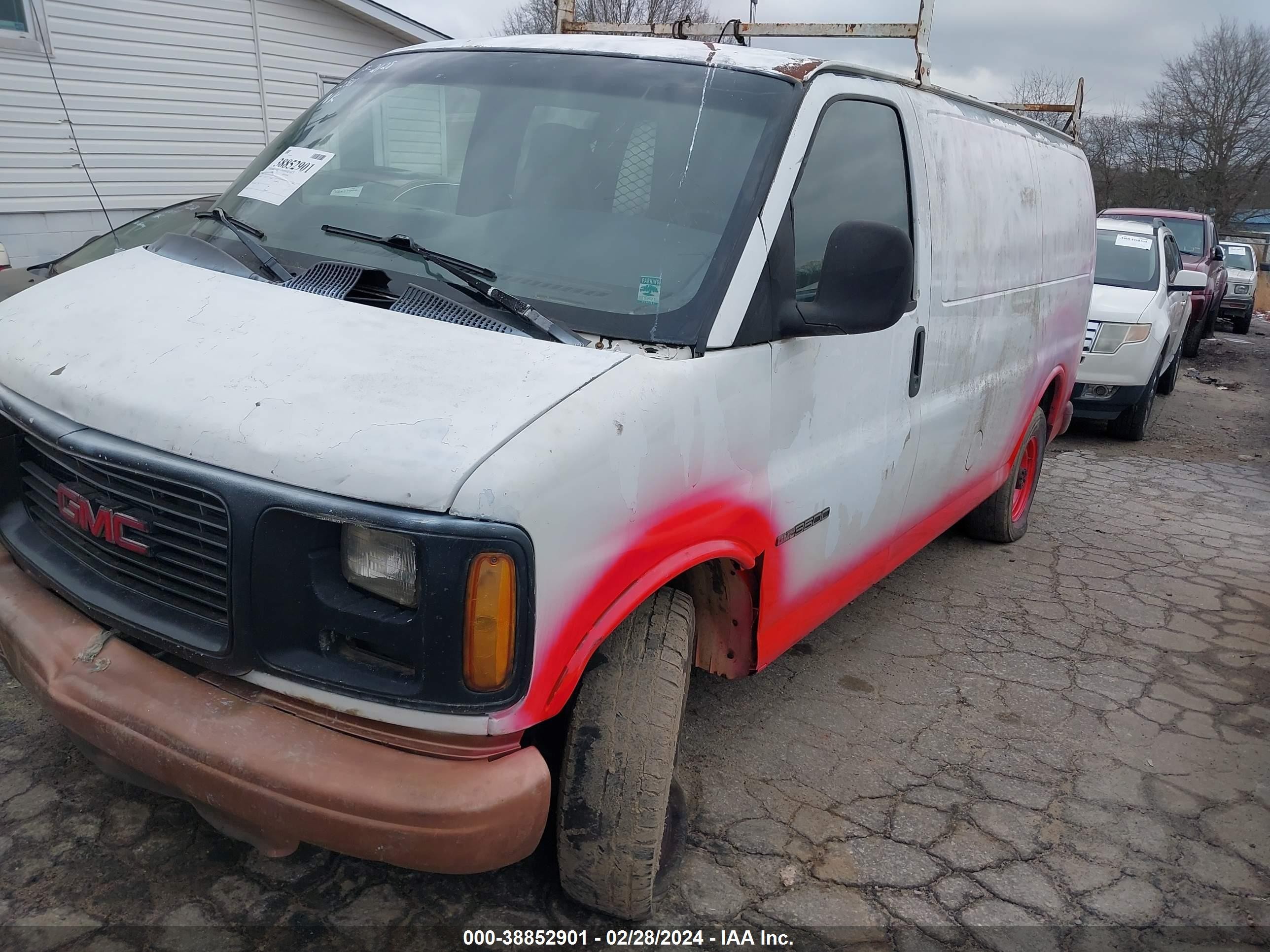 Photo 1 VIN: 1GTHG35RXW1038202 - GMC SAVANA 