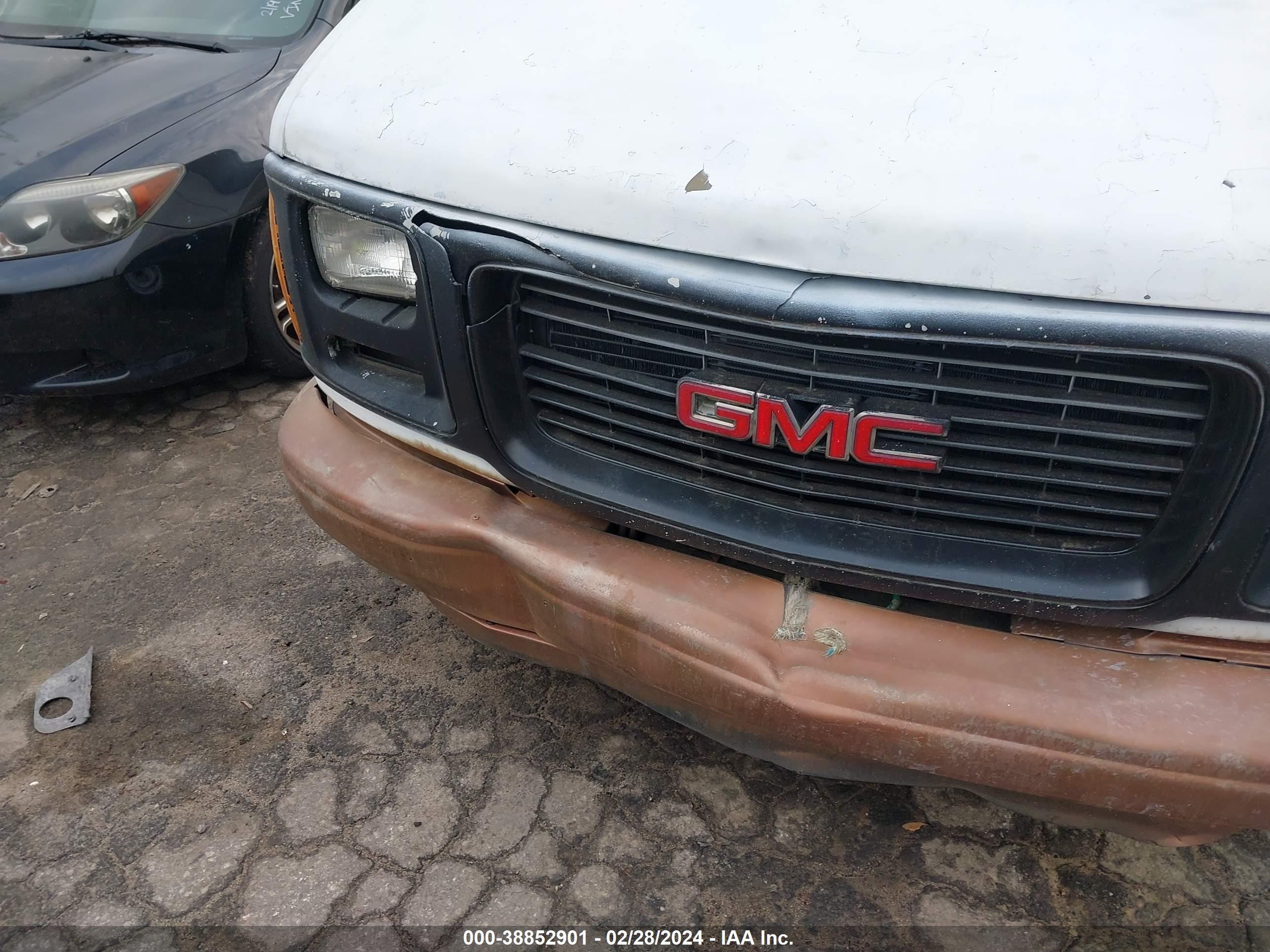 Photo 13 VIN: 1GTHG35RXW1038202 - GMC SAVANA 