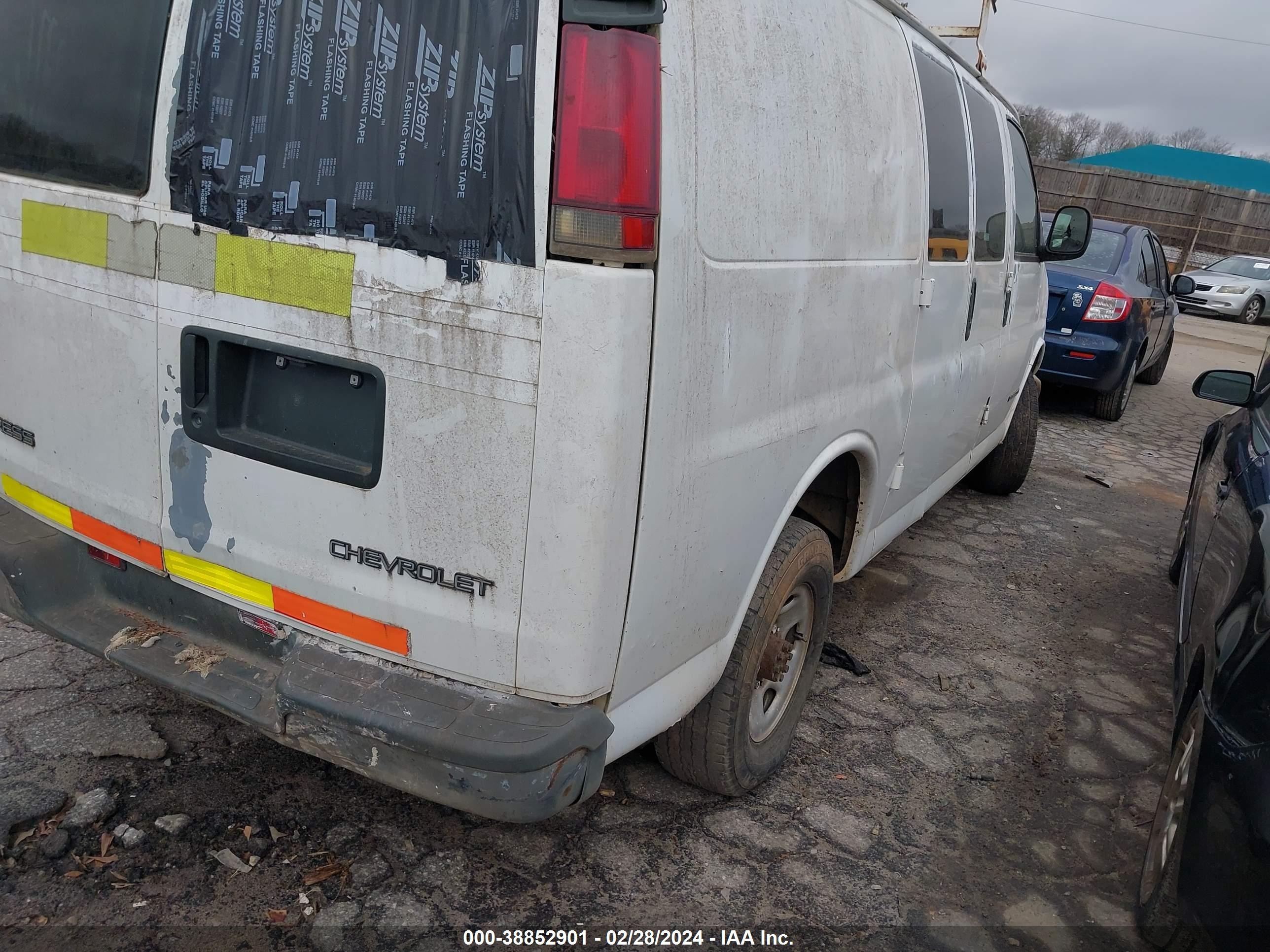 Photo 3 VIN: 1GTHG35RXW1038202 - GMC SAVANA 