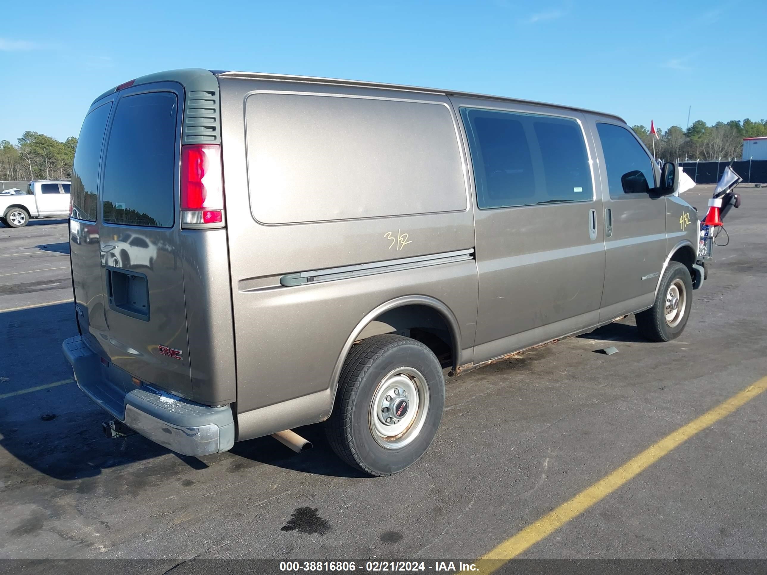 Photo 3 VIN: 1GTHG35RXX1158051 - GMC SAVANA 