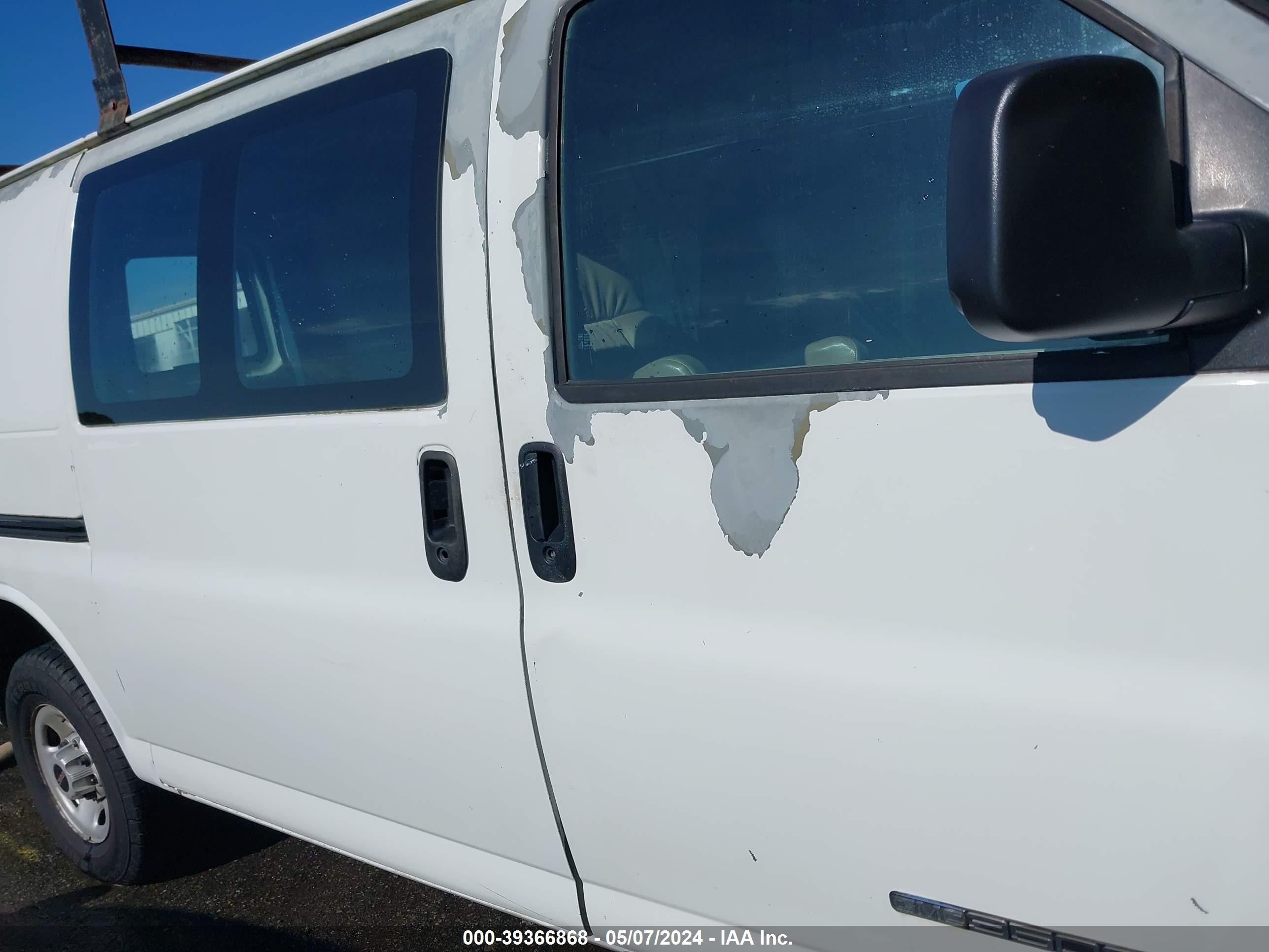 Photo 11 VIN: 1GTHG35U241135752 - GMC SAVANA 