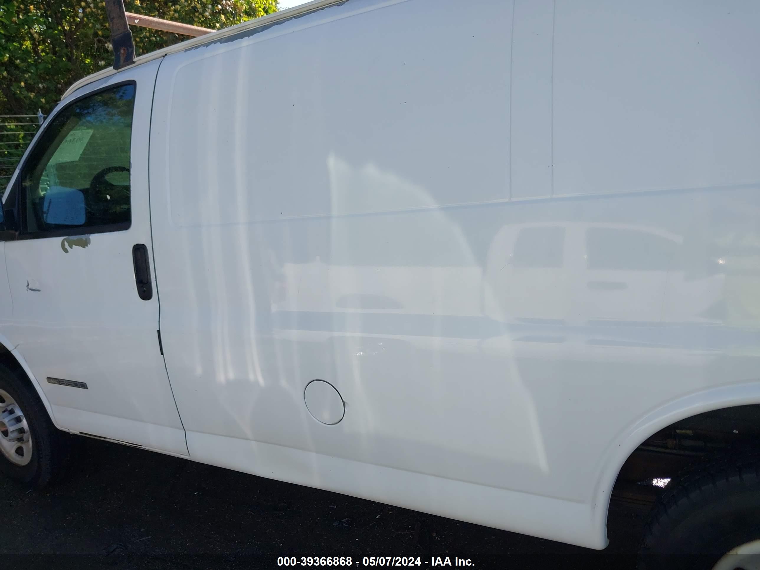 Photo 12 VIN: 1GTHG35U241135752 - GMC SAVANA 