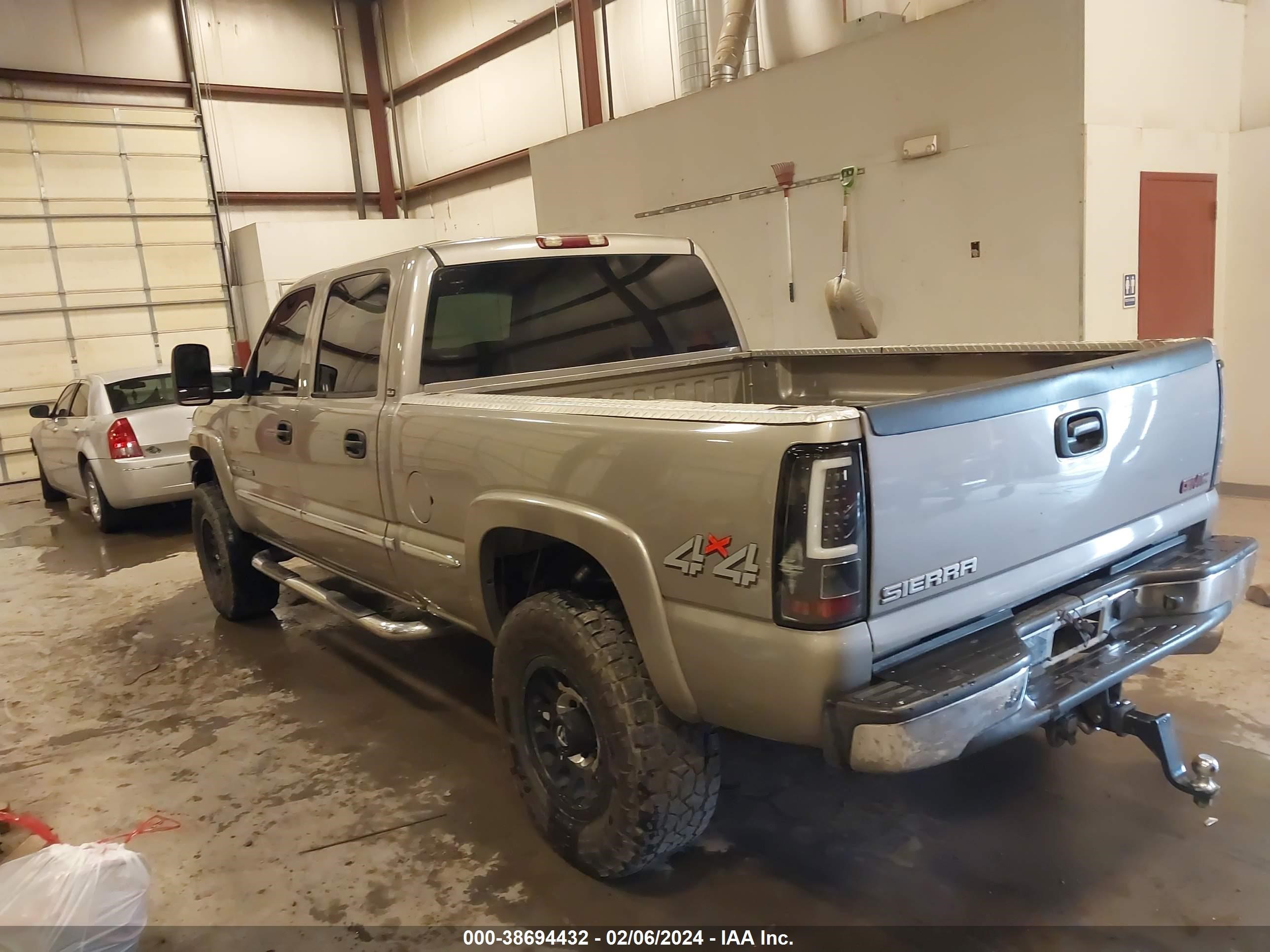 Photo 2 VIN: 1GTHK23112F198861 - GMC SIERRA 