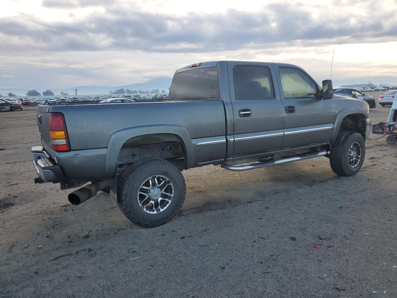 Photo 2 VIN: 1GTHK23161F111549 - GMC SIERRA 