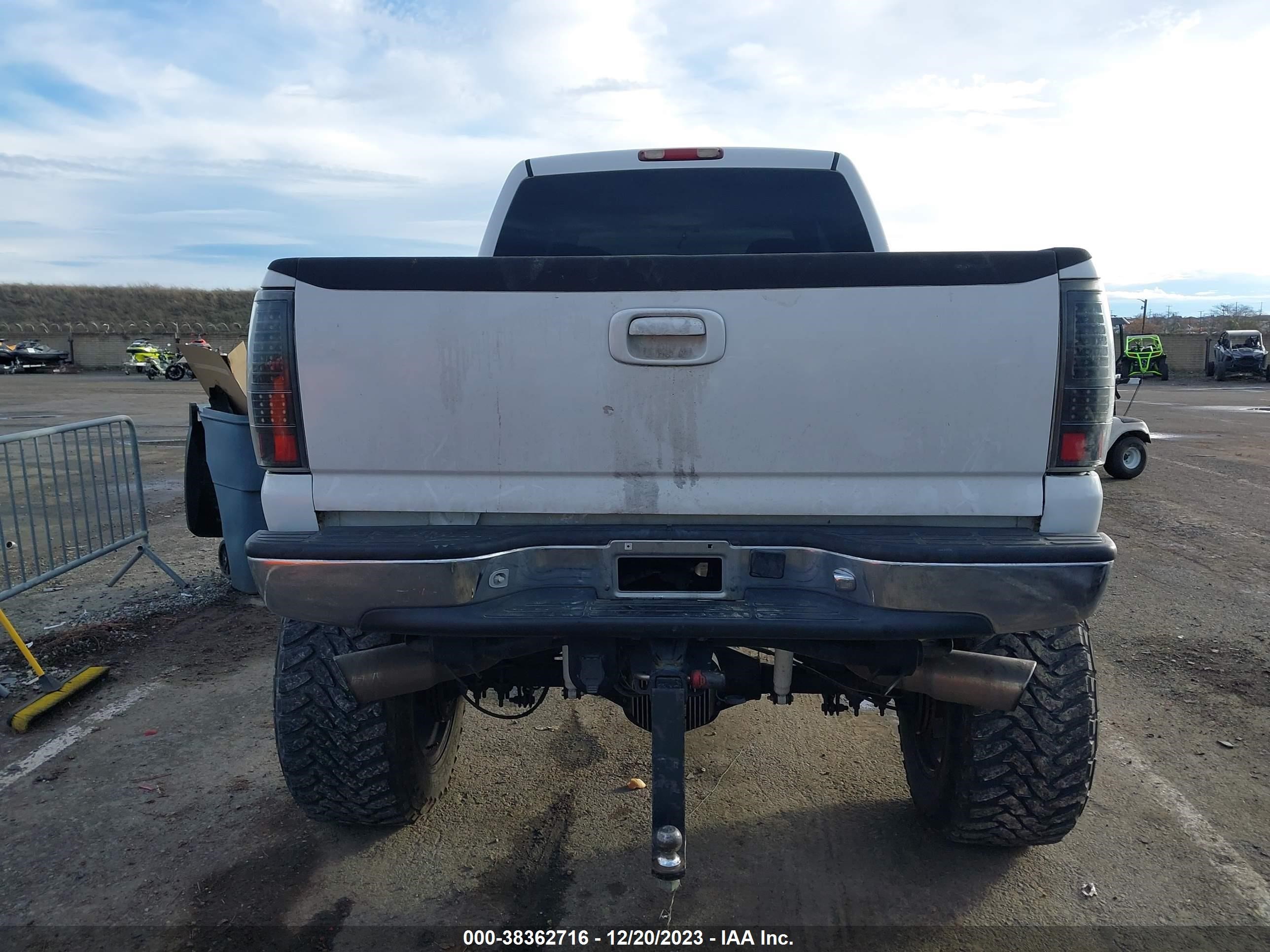 Photo 14 VIN: 1GTHK231X2F148573 - GMC SIERRA 