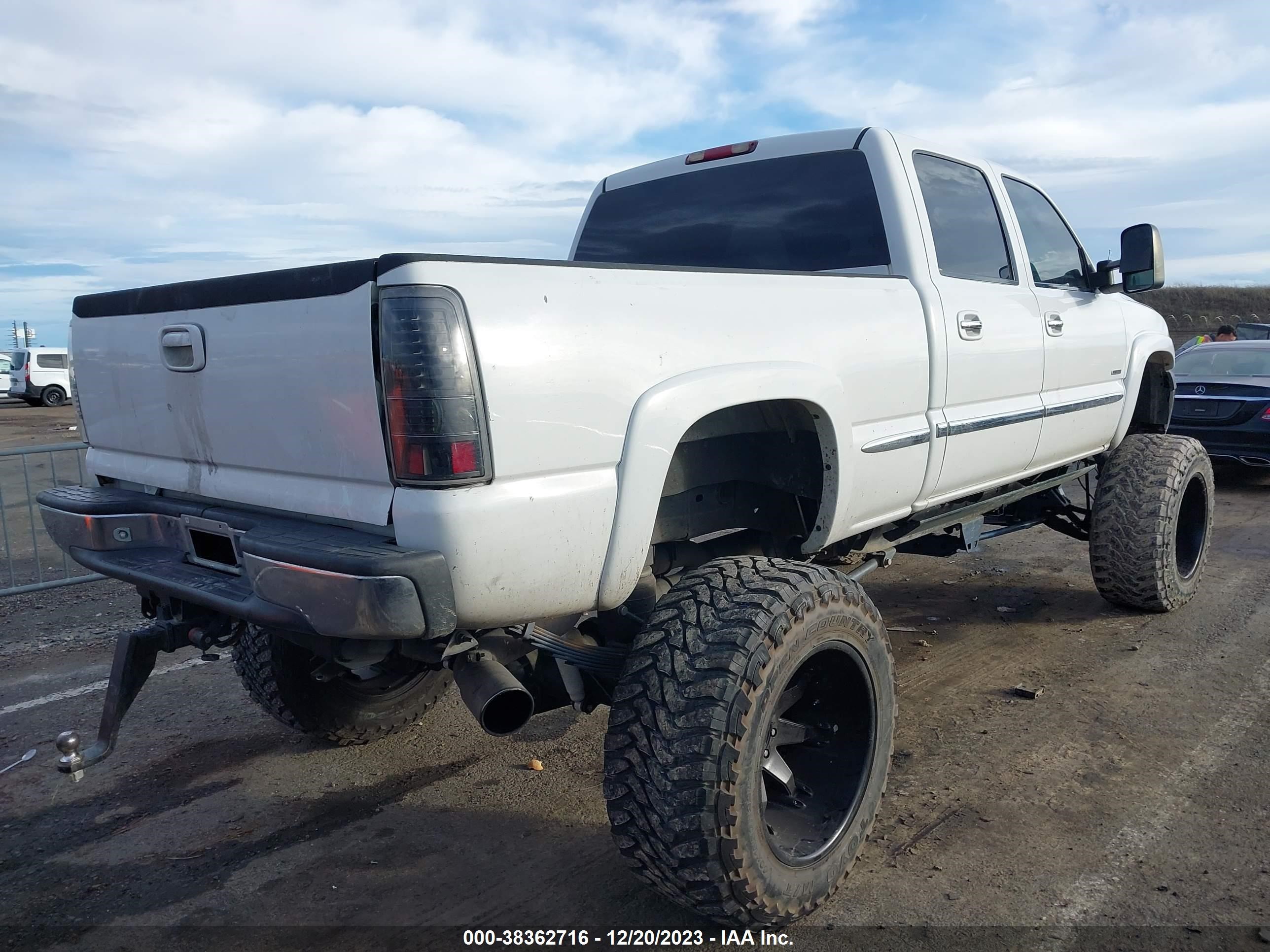 Photo 3 VIN: 1GTHK231X2F148573 - GMC SIERRA 