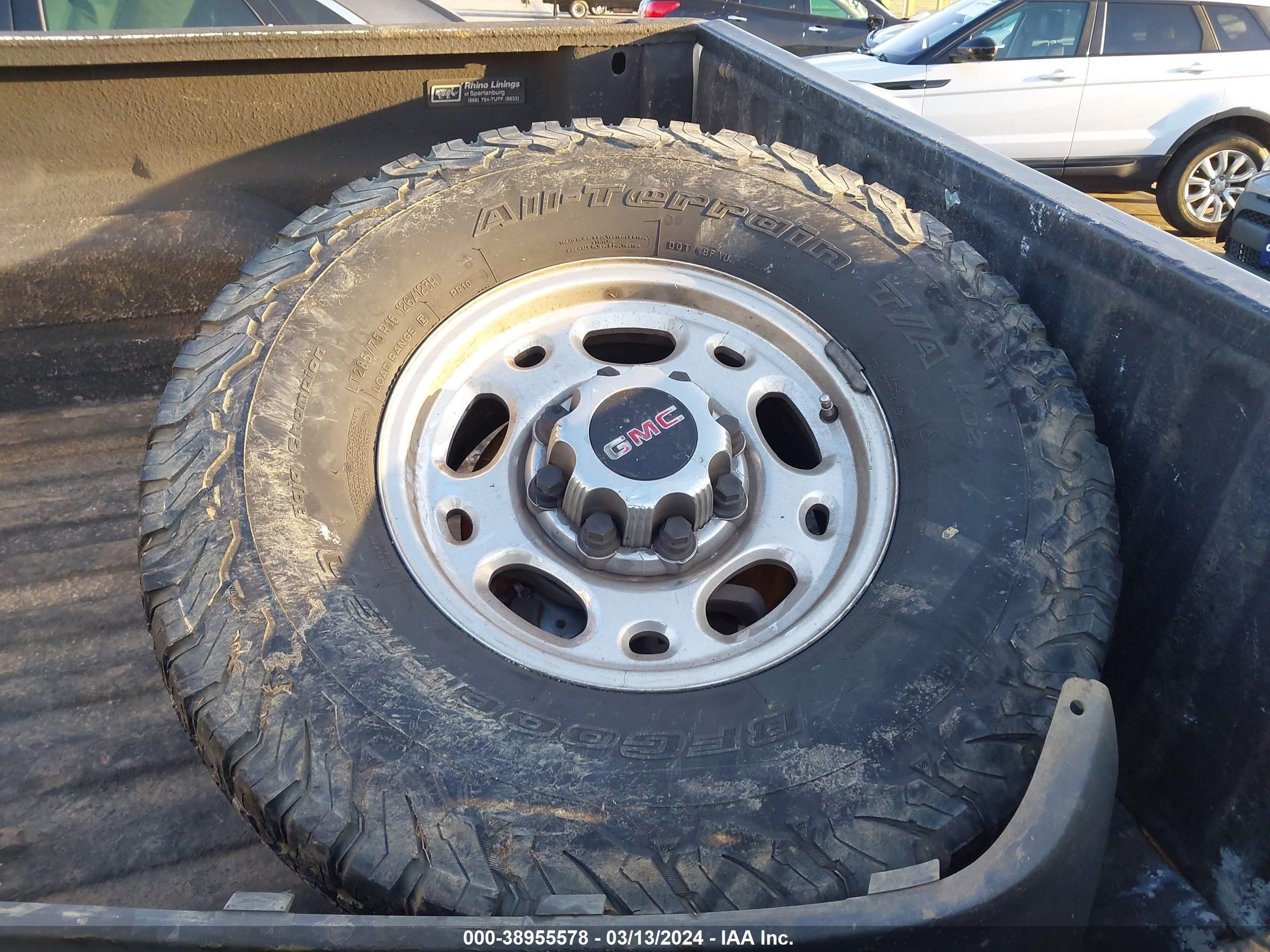 Photo 11 VIN: 1GTHK231X2F200185 - GMC SIERRA 