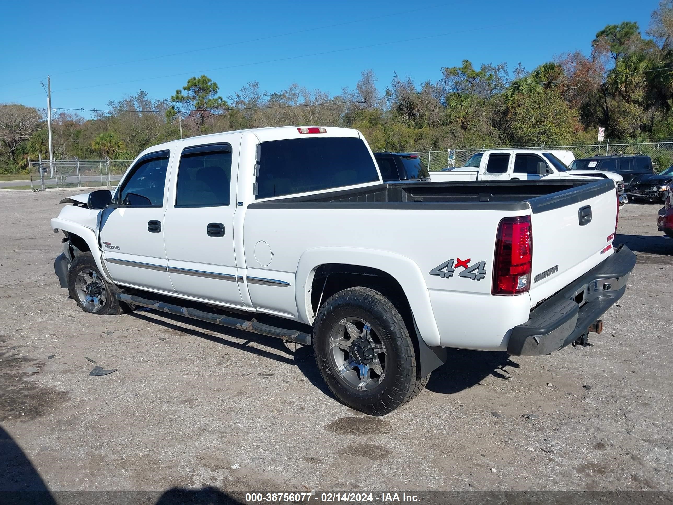 Photo 2 VIN: 1GTHK231X2F222039 - GMC SIERRA 