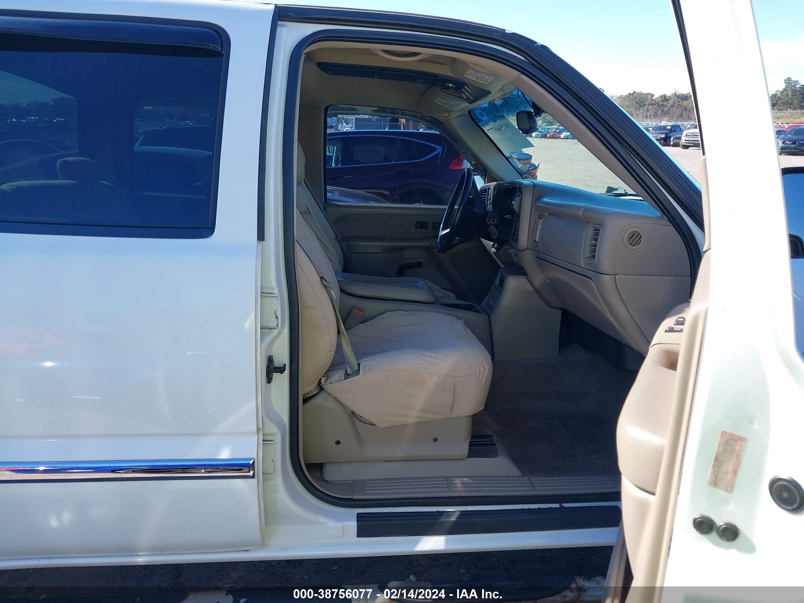 Photo 4 VIN: 1GTHK231X2F222039 - GMC SIERRA 