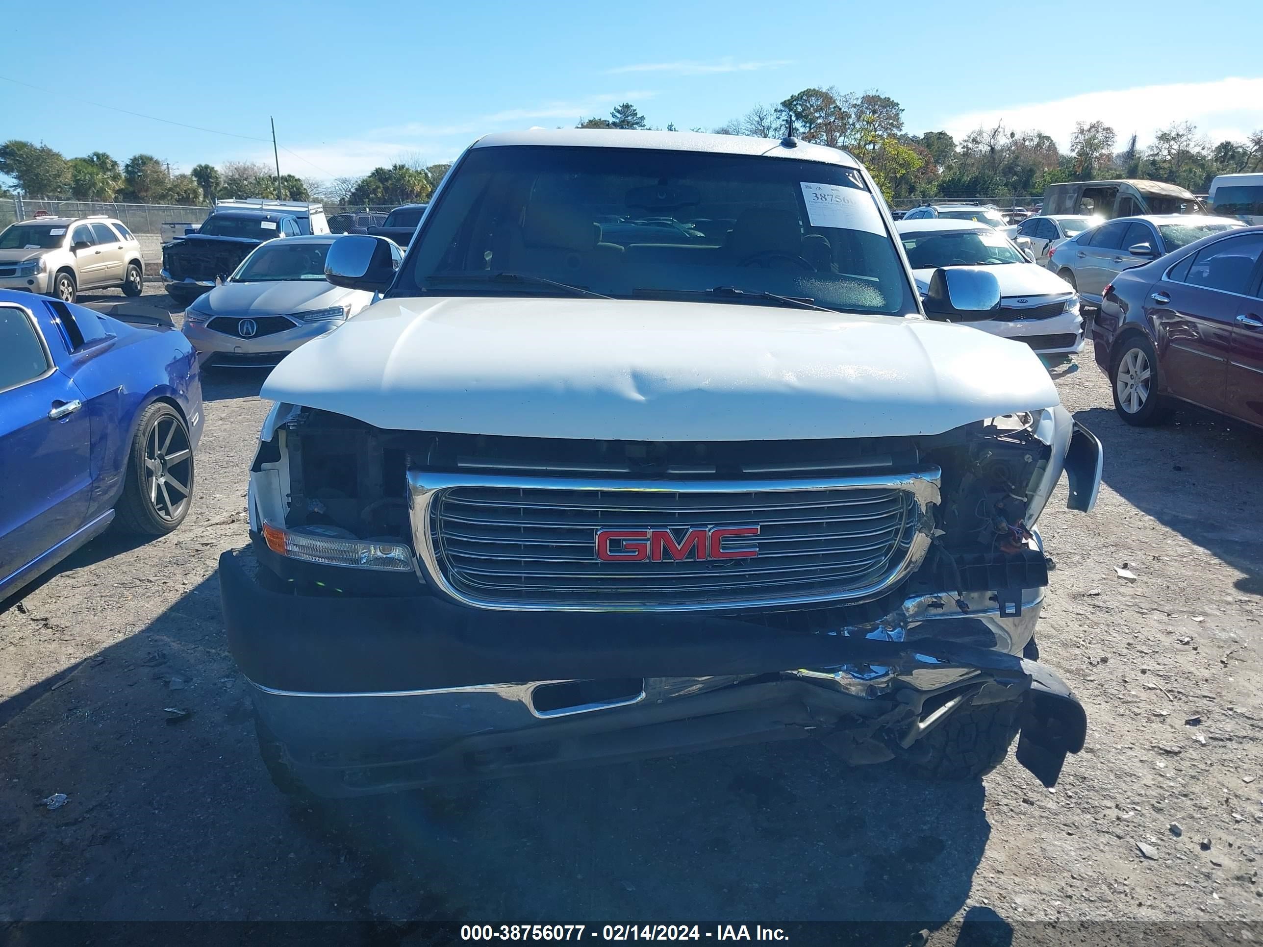 Photo 5 VIN: 1GTHK231X2F222039 - GMC SIERRA 