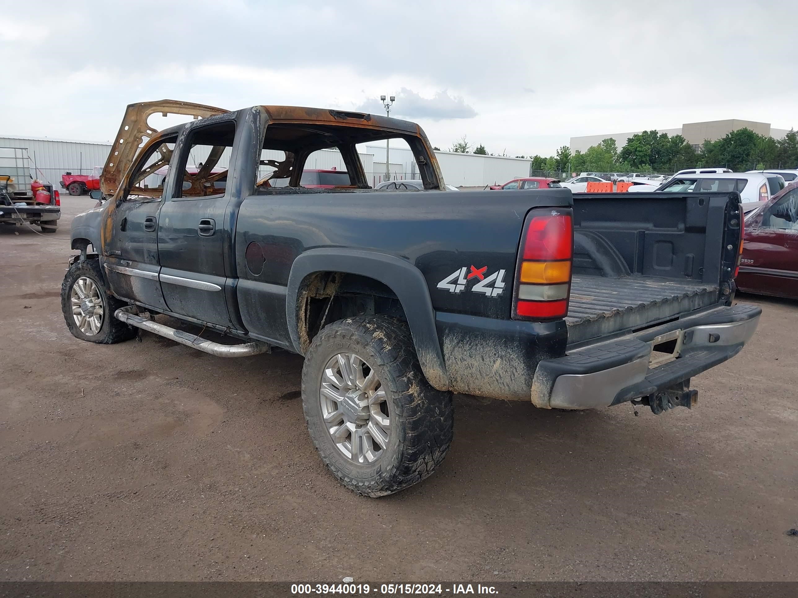 Photo 2 VIN: 1GTHK23215F840606 - GMC SIERRA 