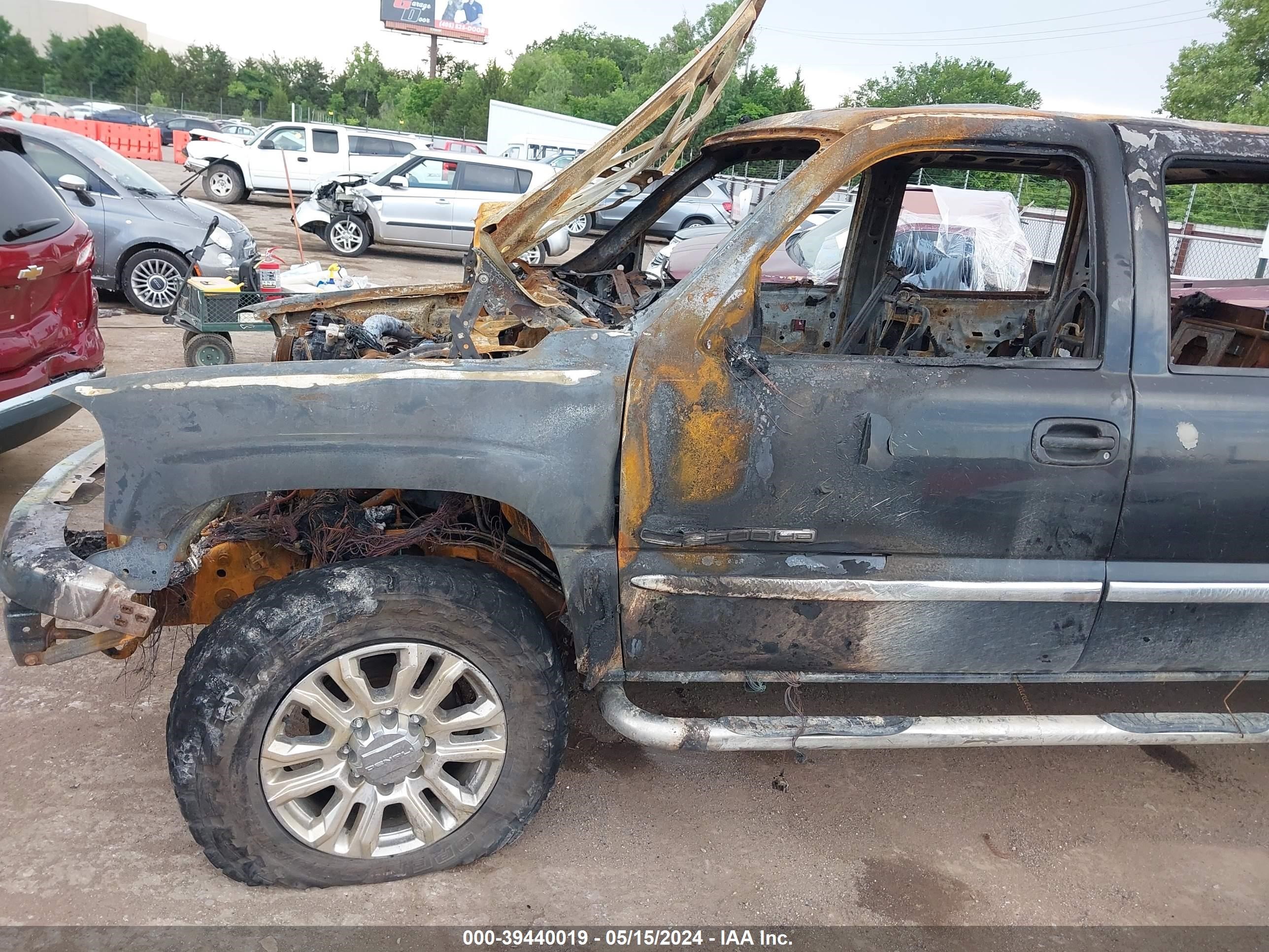 Photo 5 VIN: 1GTHK23215F840606 - GMC SIERRA 