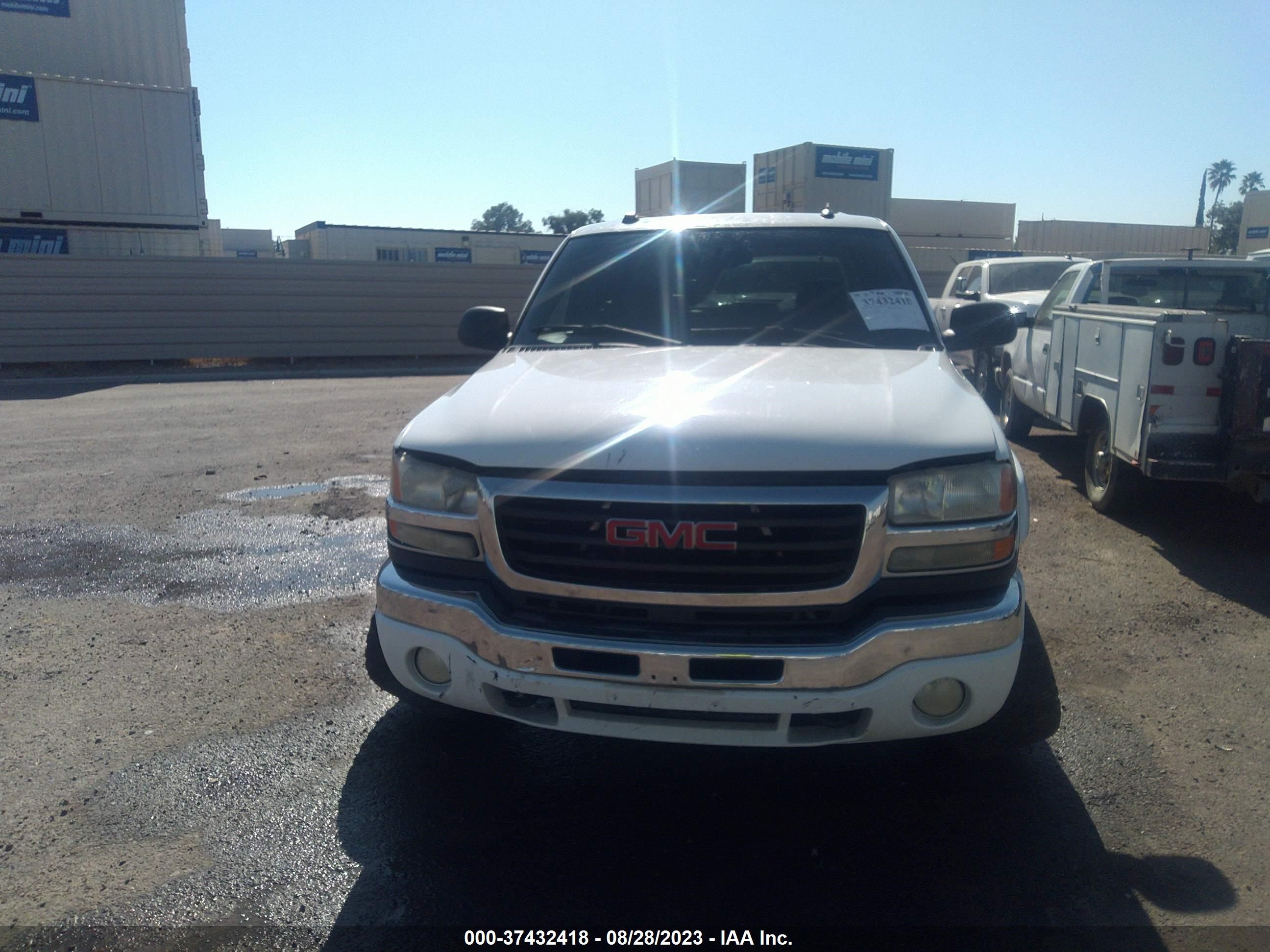 Photo 11 VIN: 1GTHK23245F969827 - GMC SIERRA 