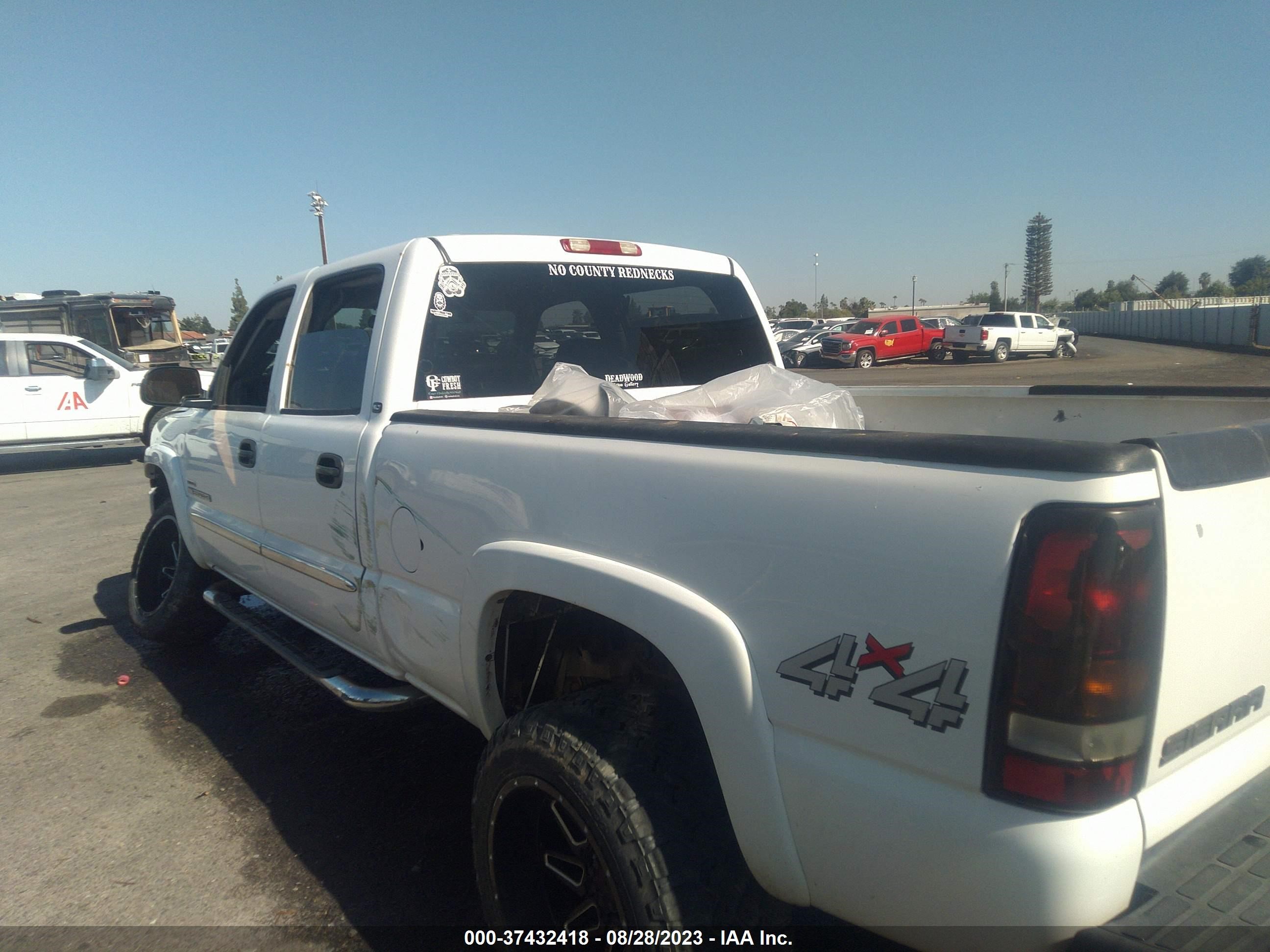 Photo 2 VIN: 1GTHK23245F969827 - GMC SIERRA 