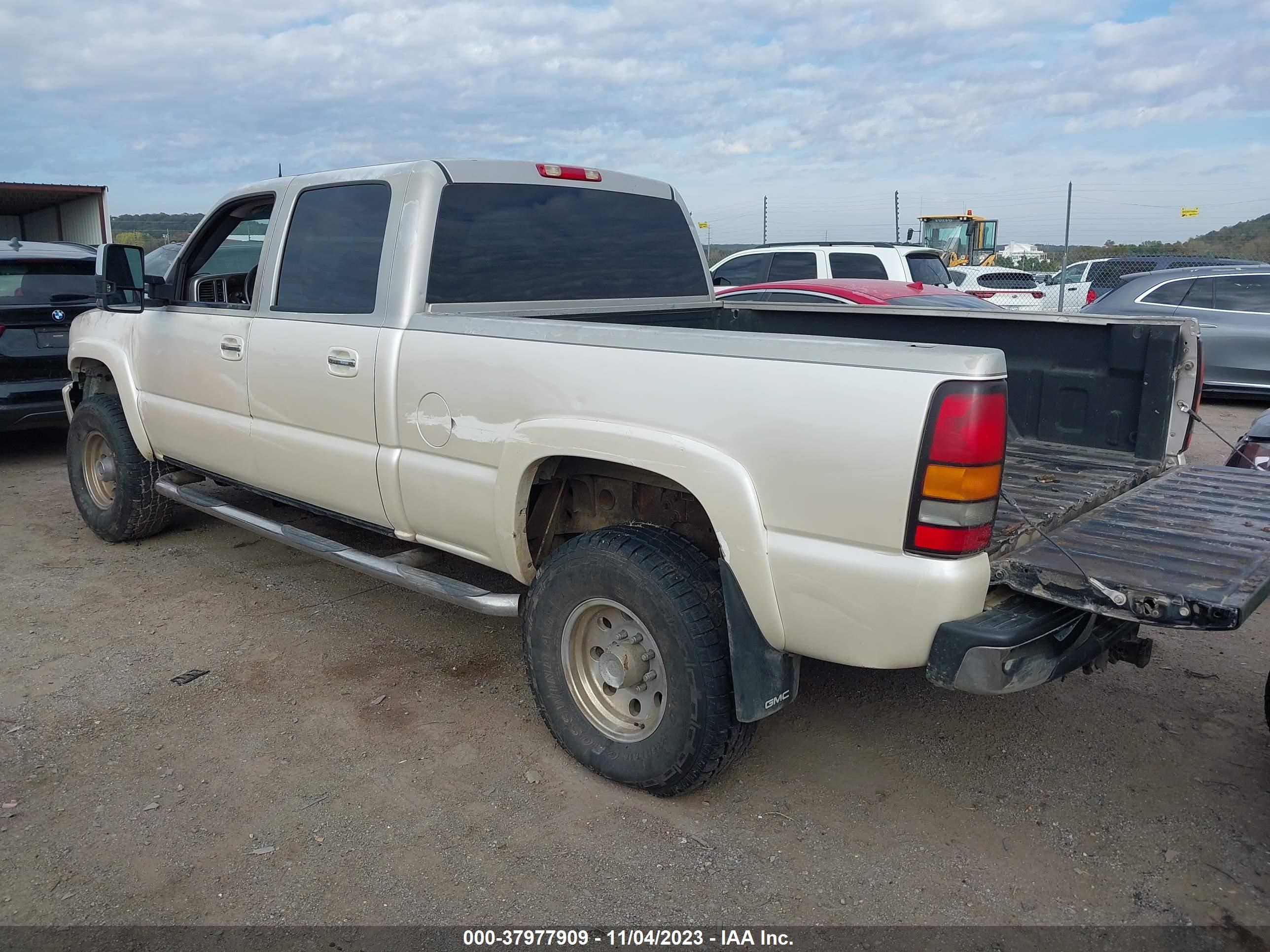 Photo 2 VIN: 1GTHK232X5F884958 - GMC SIERRA 