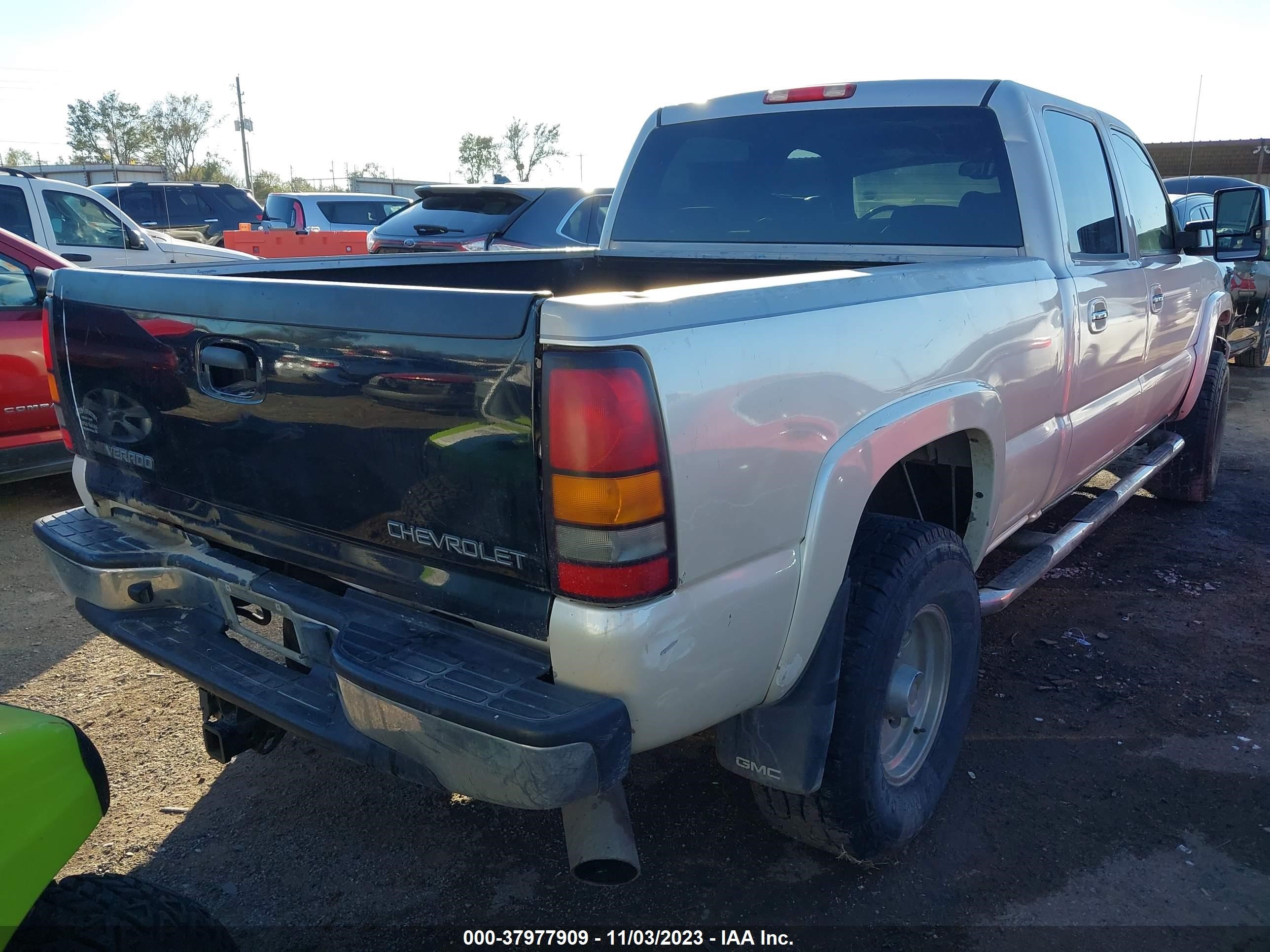 Photo 3 VIN: 1GTHK232X5F884958 - GMC SIERRA 