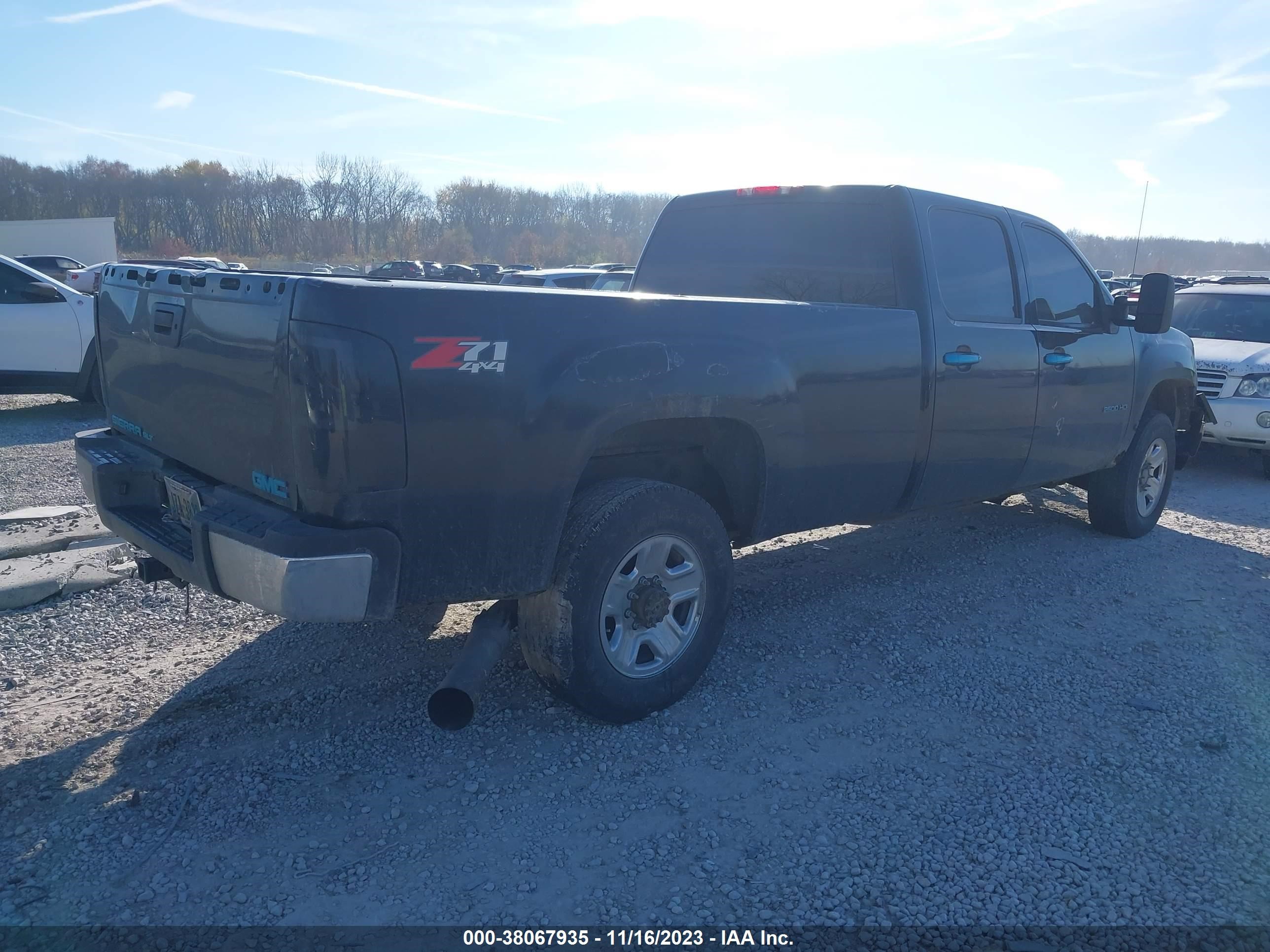 Photo 3 VIN: 1GTHK23618F153875 - GMC SIERRA 