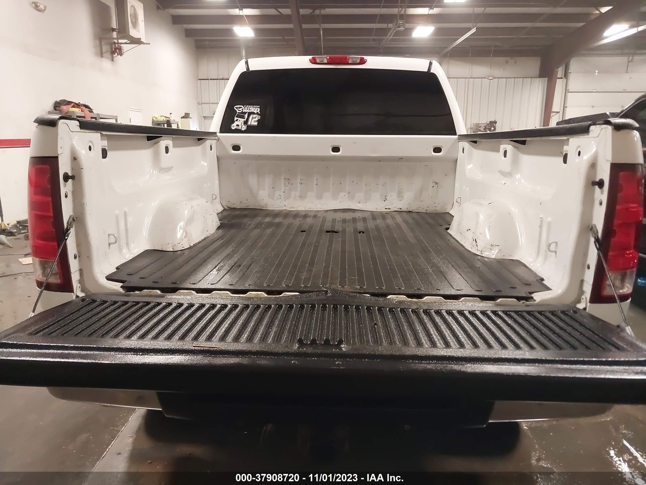 Photo 11 VIN: 1GTHK236X8F224944 - GMC SIERRA 