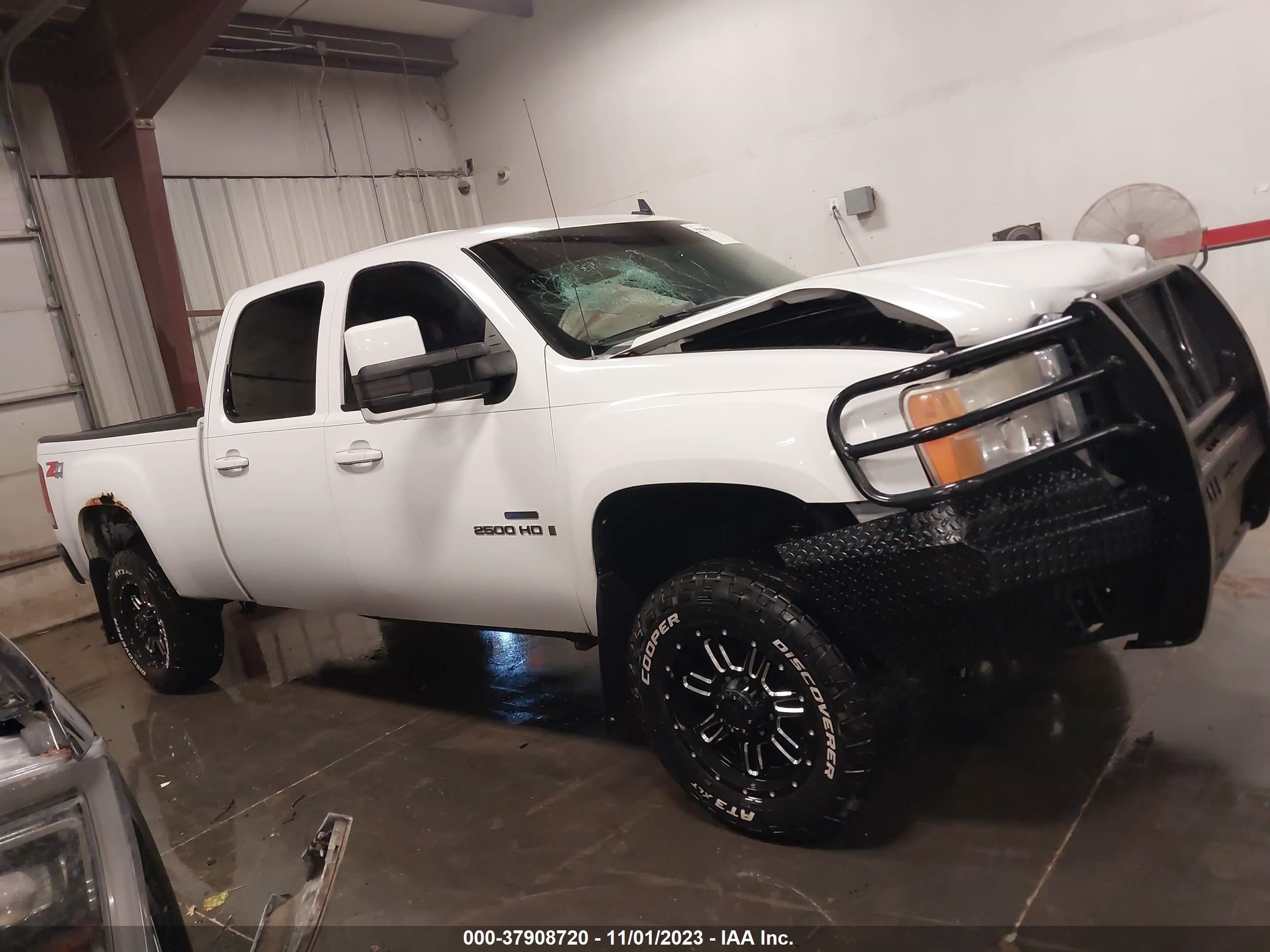 Photo 13 VIN: 1GTHK236X8F224944 - GMC SIERRA 