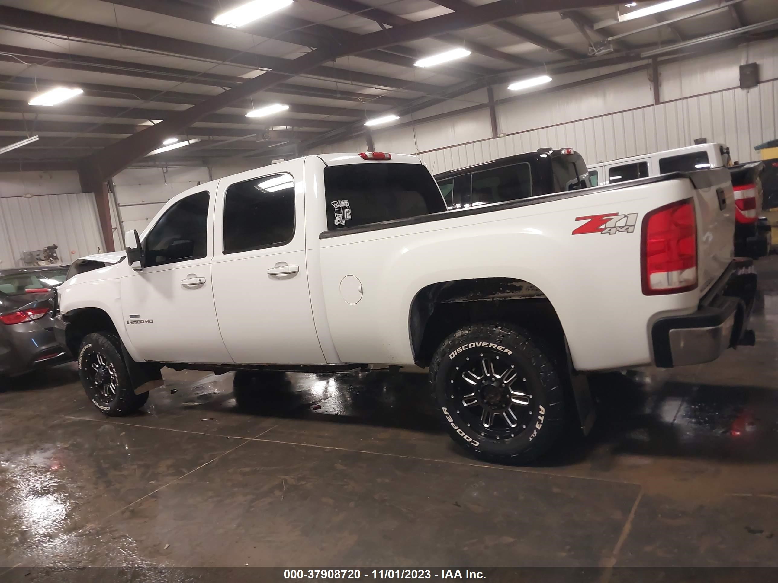 Photo 14 VIN: 1GTHK236X8F224944 - GMC SIERRA 