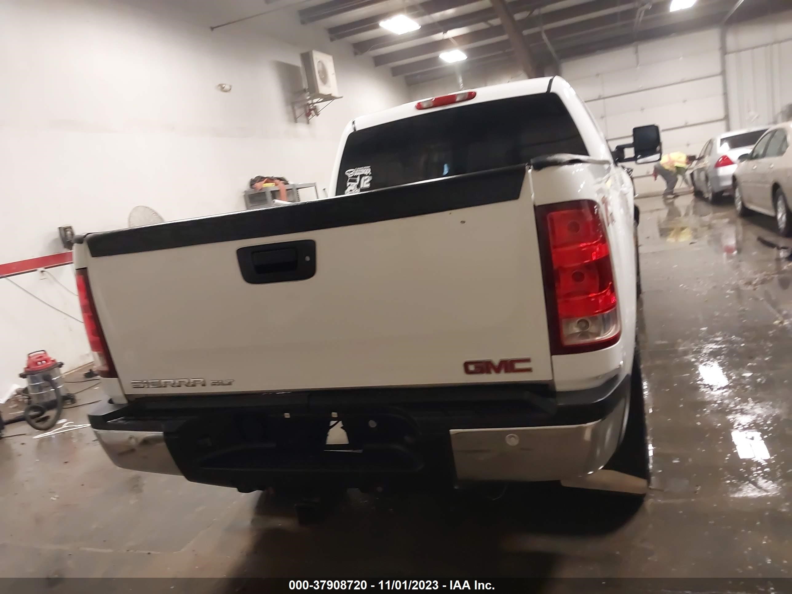 Photo 16 VIN: 1GTHK236X8F224944 - GMC SIERRA 