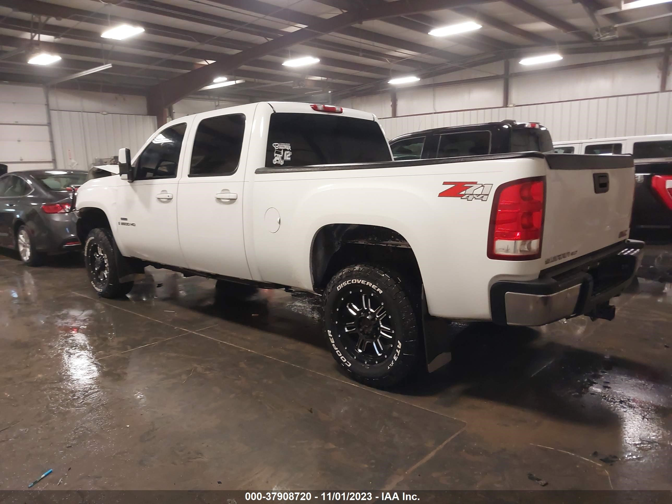 Photo 2 VIN: 1GTHK236X8F224944 - GMC SIERRA 