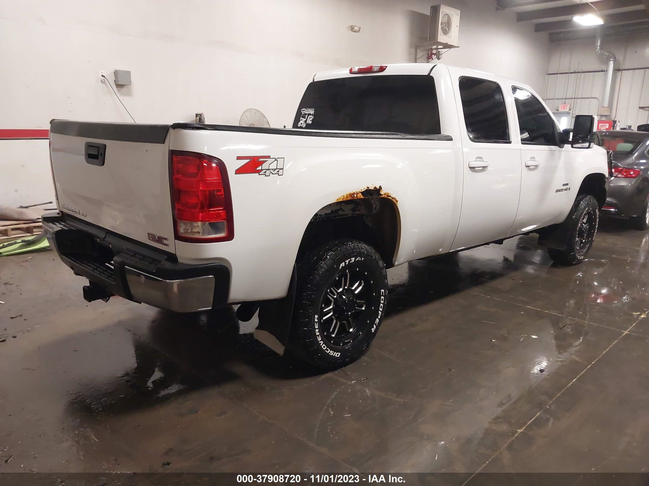 Photo 3 VIN: 1GTHK236X8F224944 - GMC SIERRA 