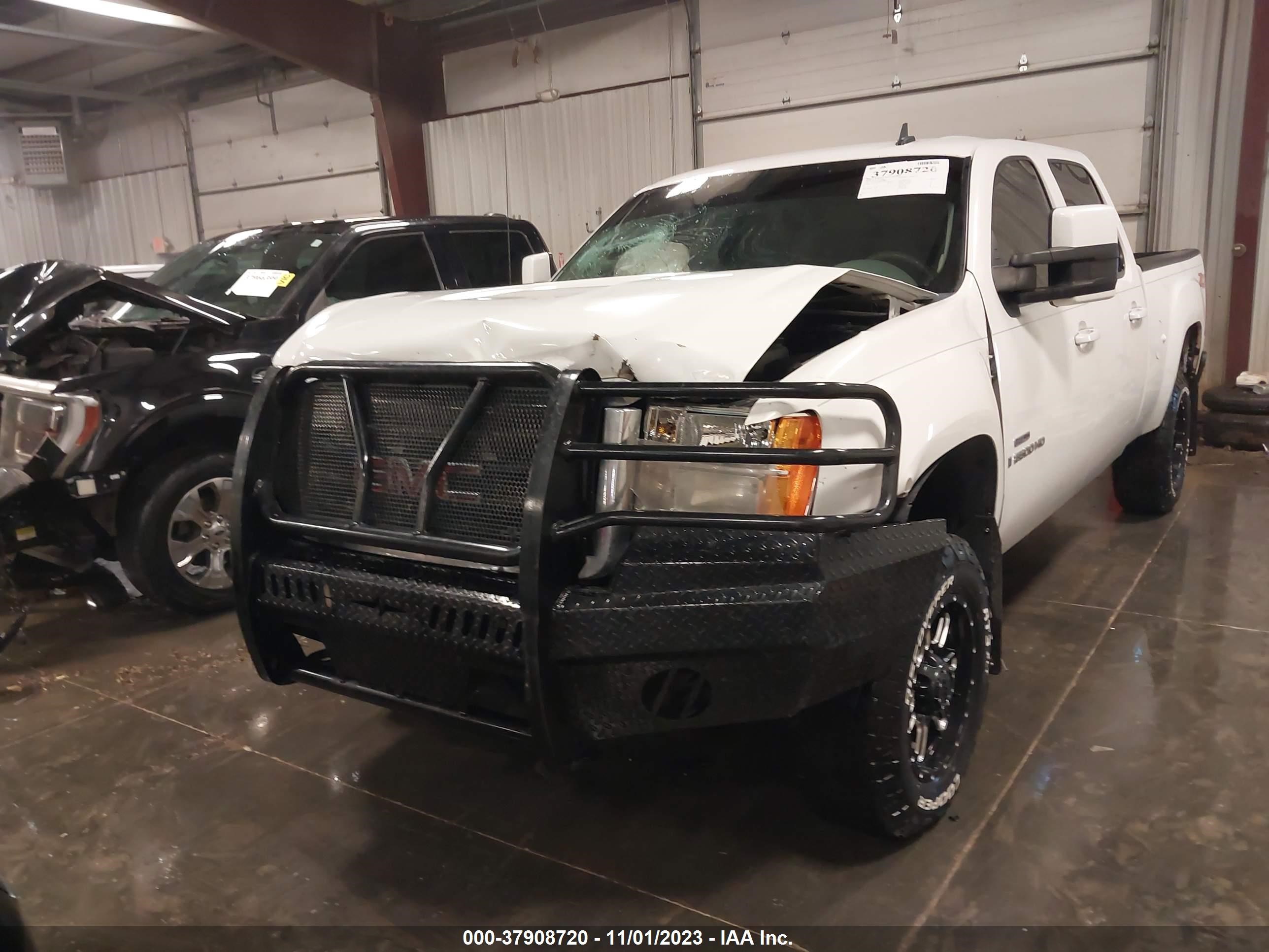 Photo 5 VIN: 1GTHK236X8F224944 - GMC SIERRA 