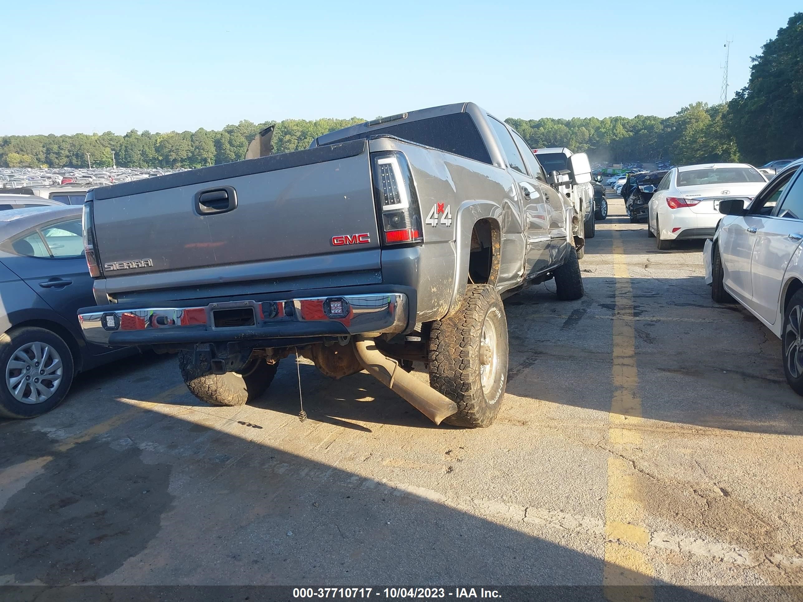 Photo 3 VIN: 1GTHK23D17F134658 - GMC SIERRA 