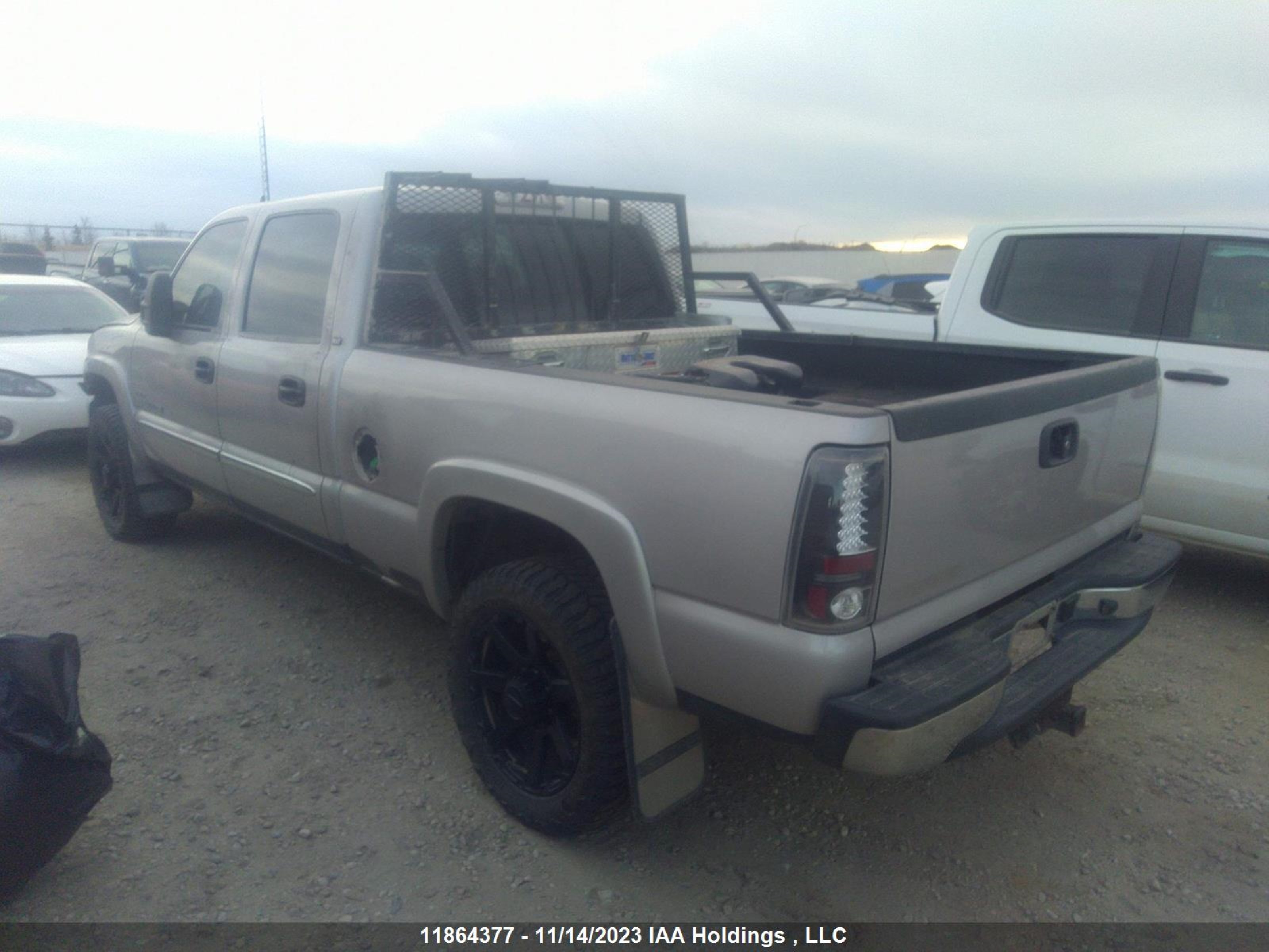 Photo 2 VIN: 1GTHK23D47F125579 - GMC SIERRA 