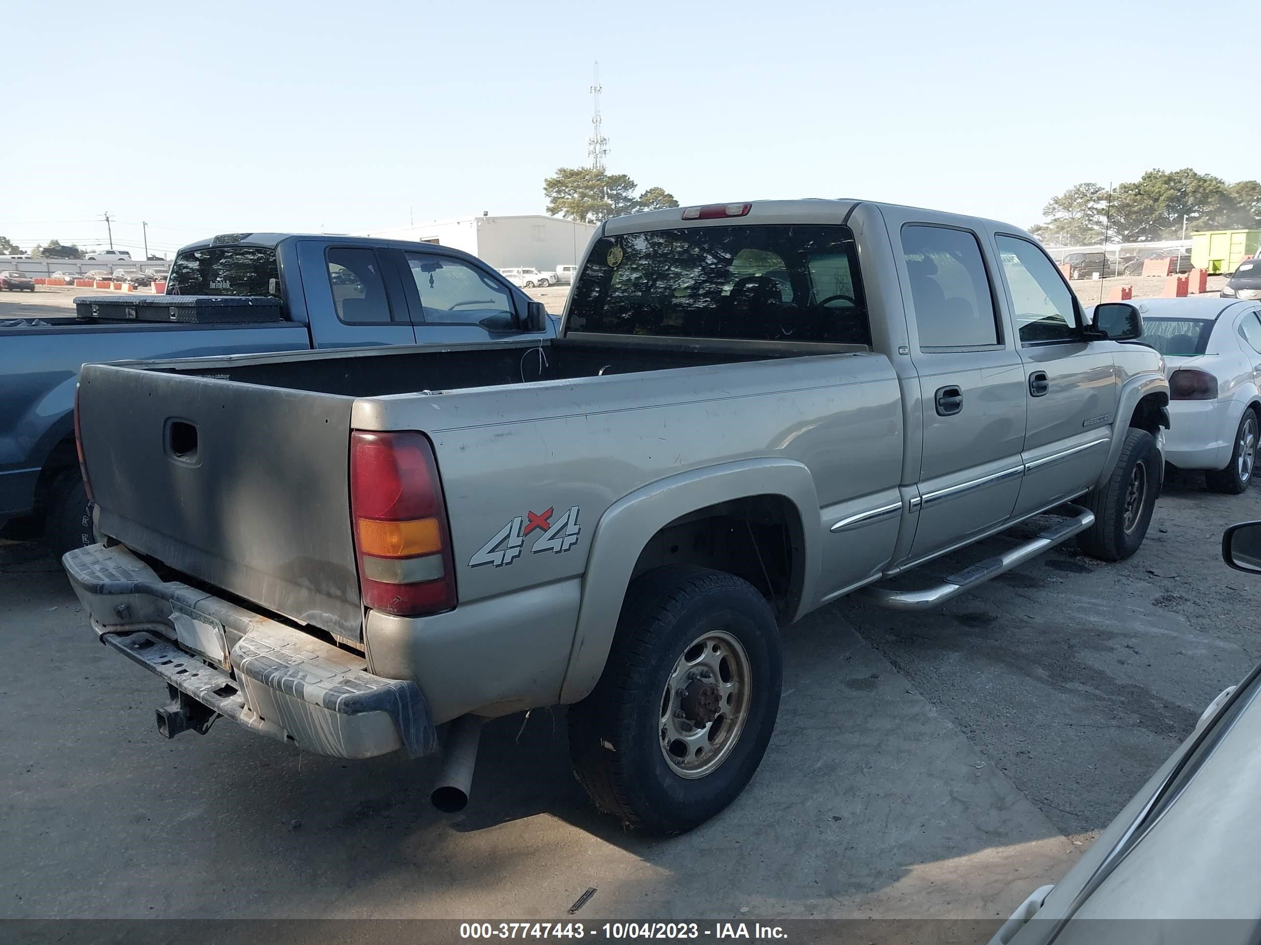 Photo 3 VIN: 1GTHK23U42F144089 - GMC SIERRA 